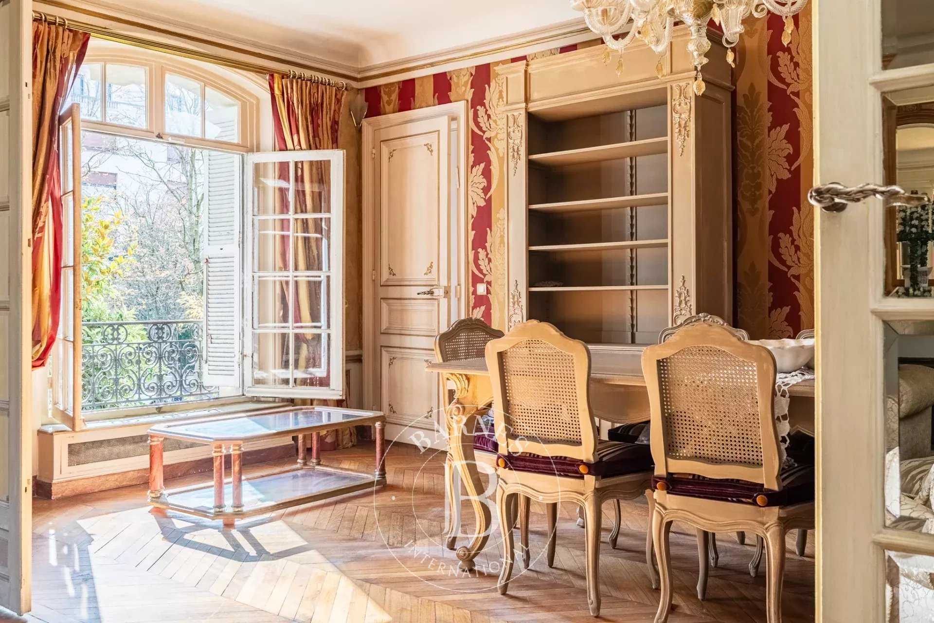 Paris  - Appartement 7 Pièces 5 Chambres