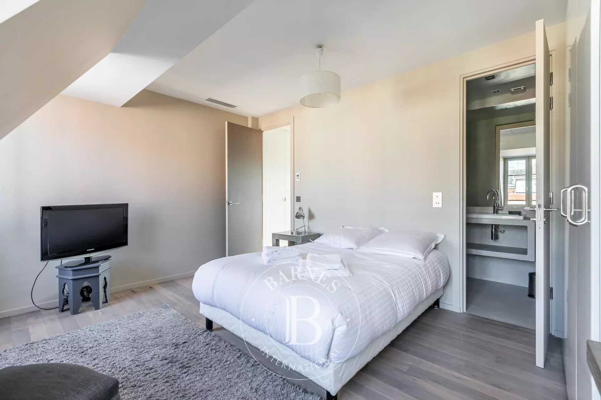 Paris  - Appartement 7 Pi&egrave;ces 4 Chambres