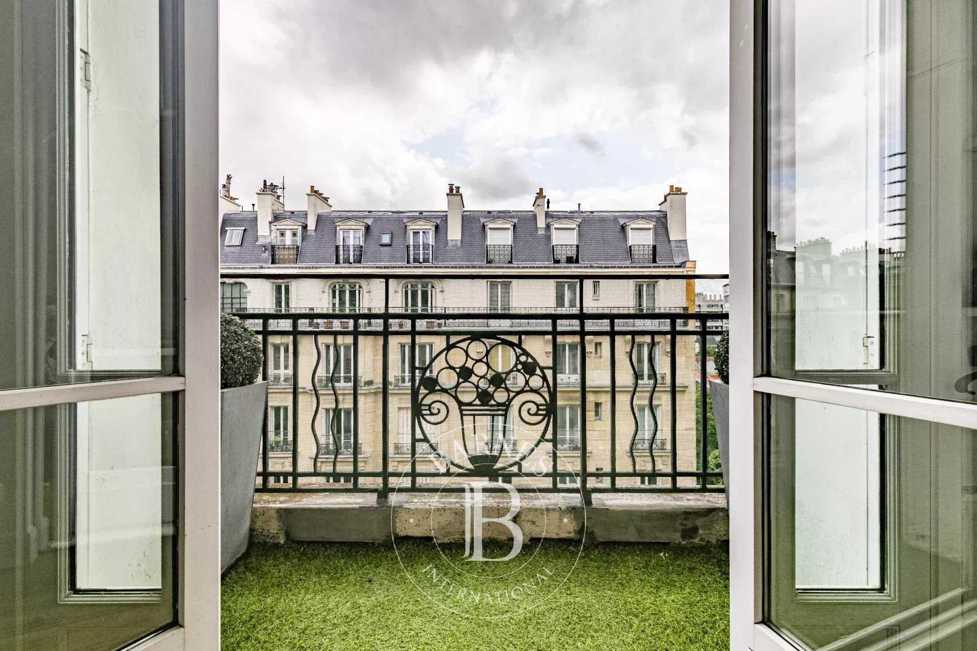 Paris  - Appartement 5 Pièces 3 Chambres