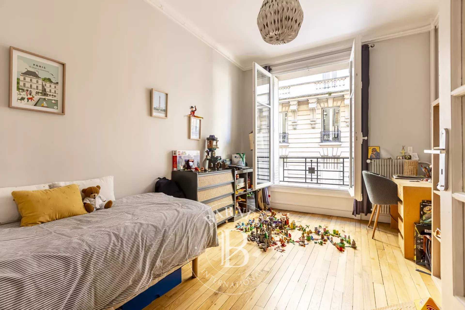 Paris  - Appartement 5 Pièces 4 Chambres