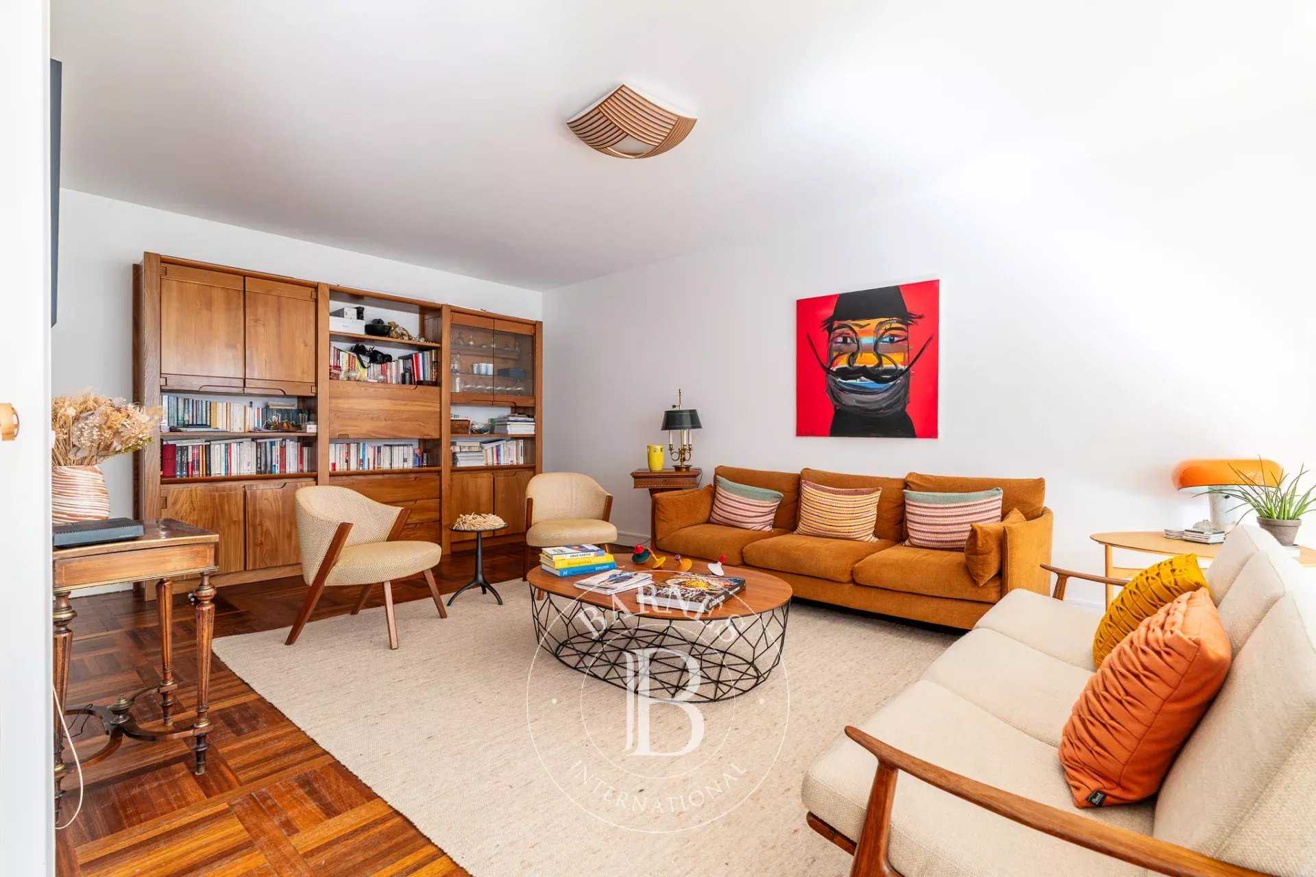 Paris  - Appartement 4 Pi&egrave;ces 2 Chambres