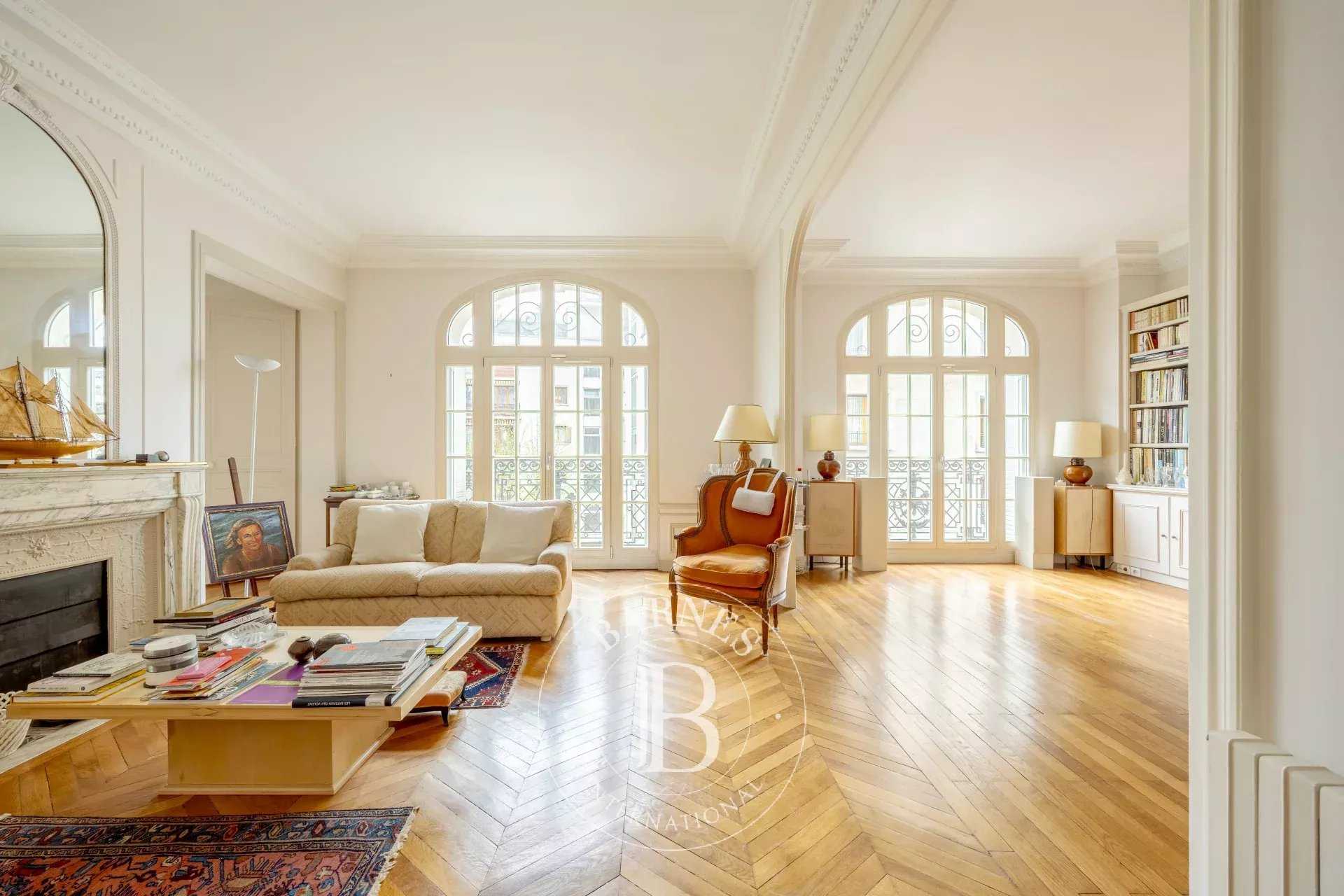 Paris  - Appartement 5 Pi&egrave;ces 3 Chambres