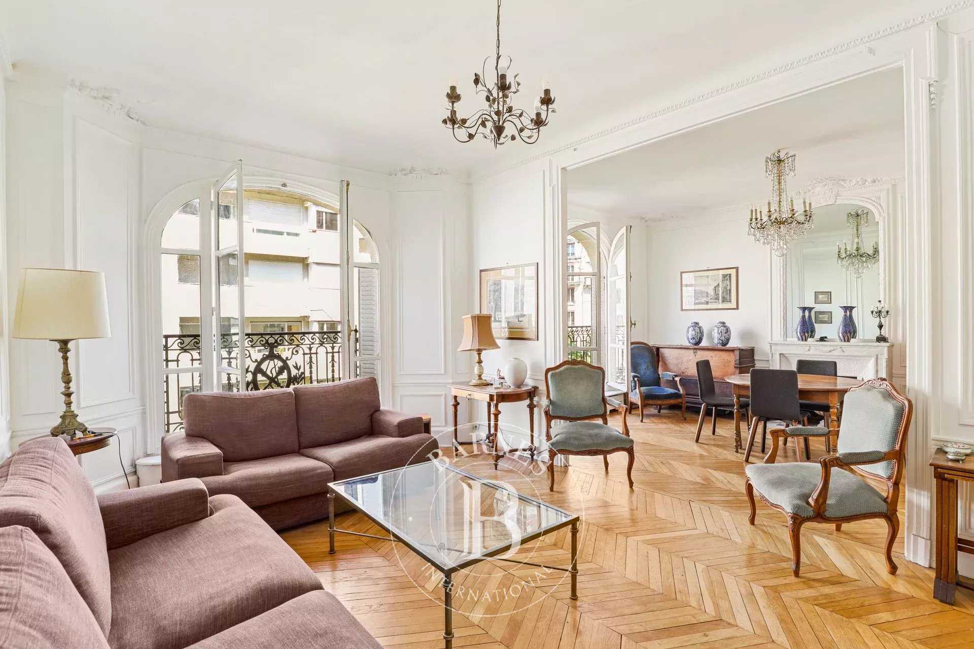 Paris  - Appartement 5 Pièces 4 Chambres
