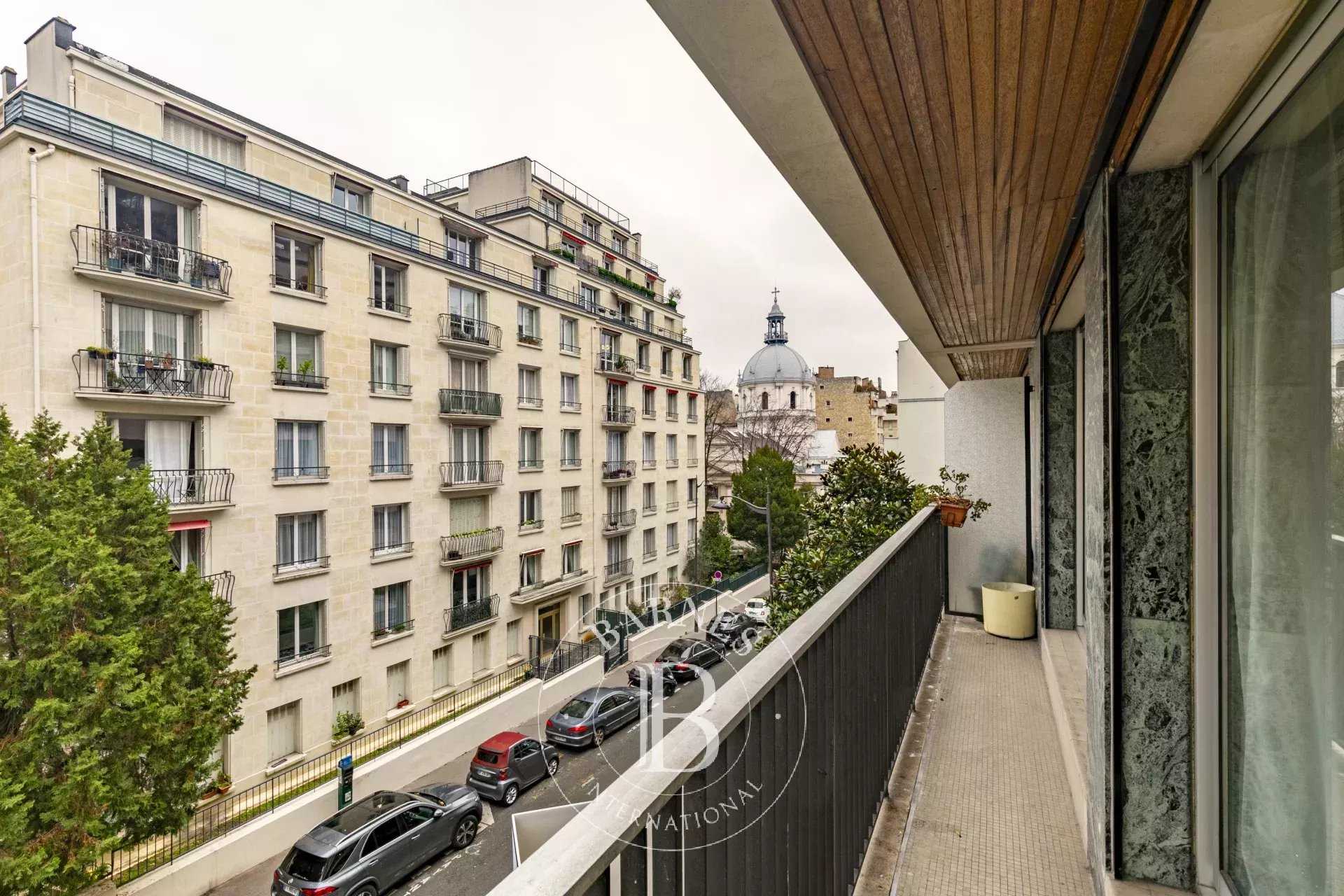 Paris  - Appartement 5 Pi&egrave;ces 3 Chambres