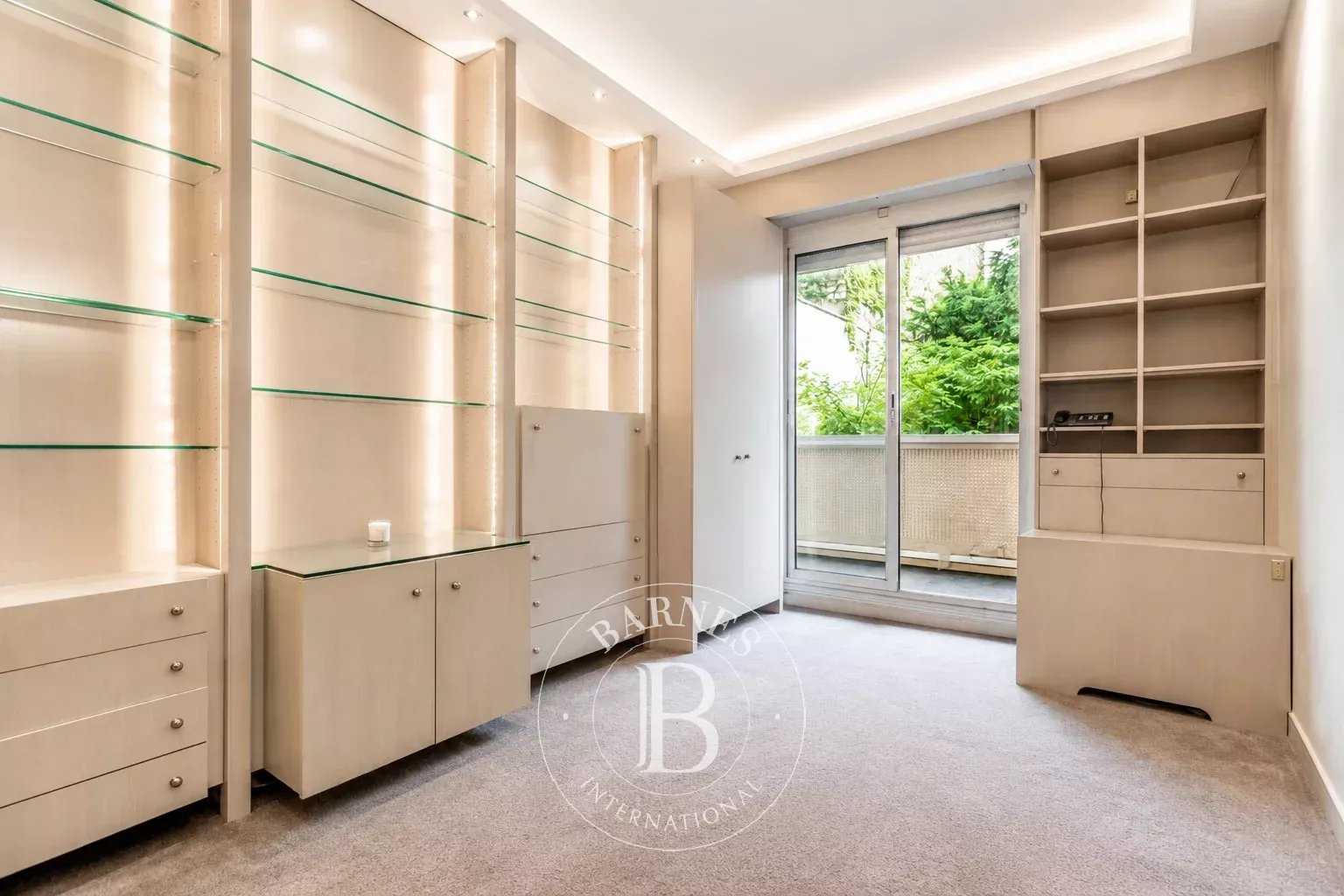 Paris  - Appartement 7 Pi&egrave;ces 4 Chambres