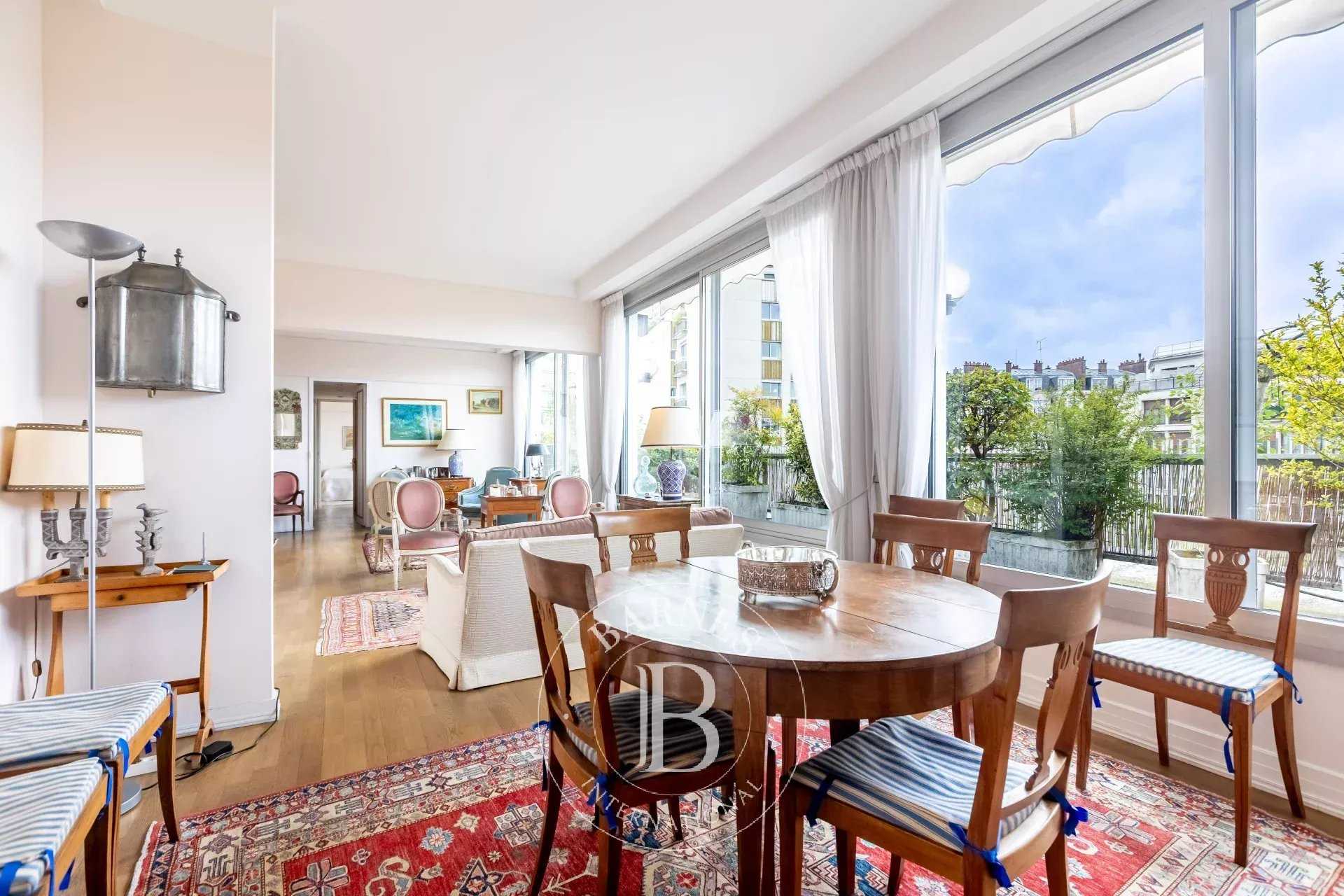 Paris  - Appartement 4 Pi&egrave;ces 2 Chambres