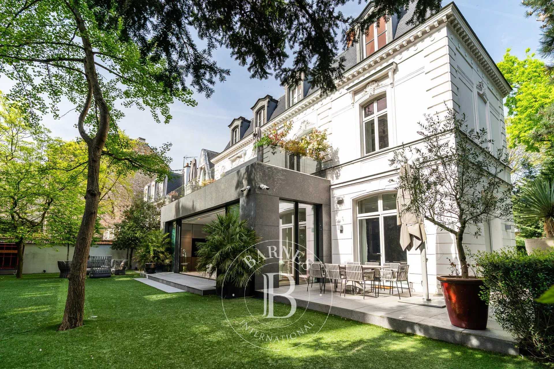 Paris  - Mansion 8 Bedrooms