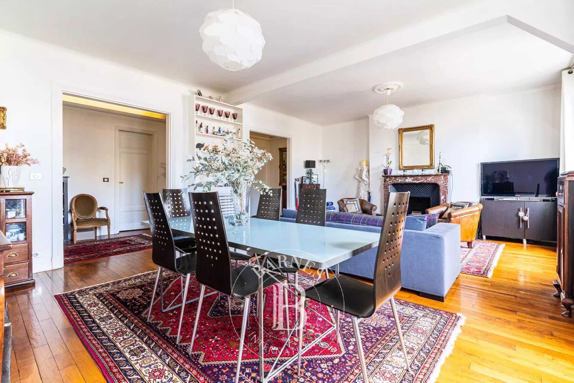 Paris  - Appartement 5 Pi&egrave;ces 3 Chambres