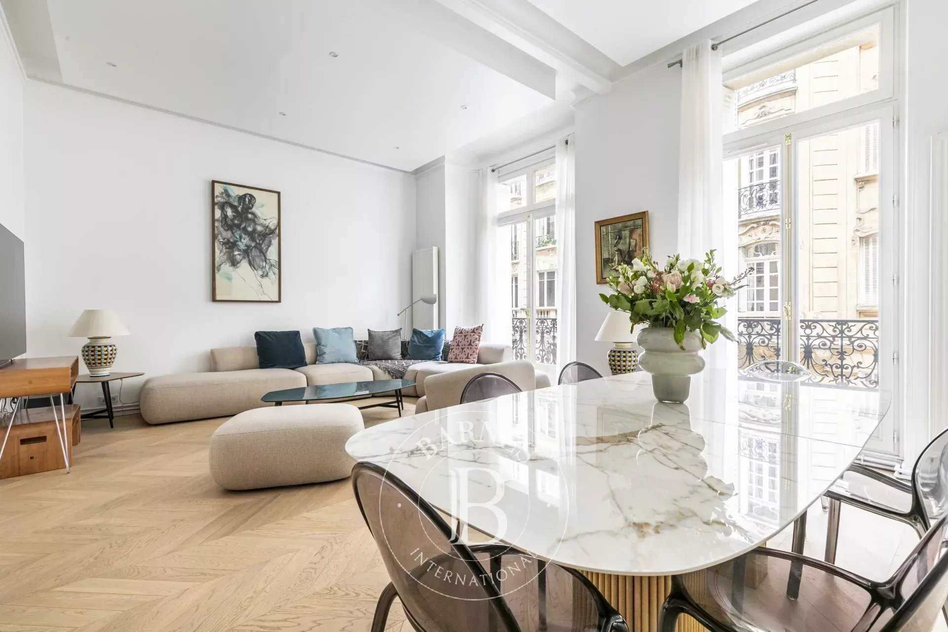 Paris  - Appartement 5 Pi&egrave;ces 3 Chambres