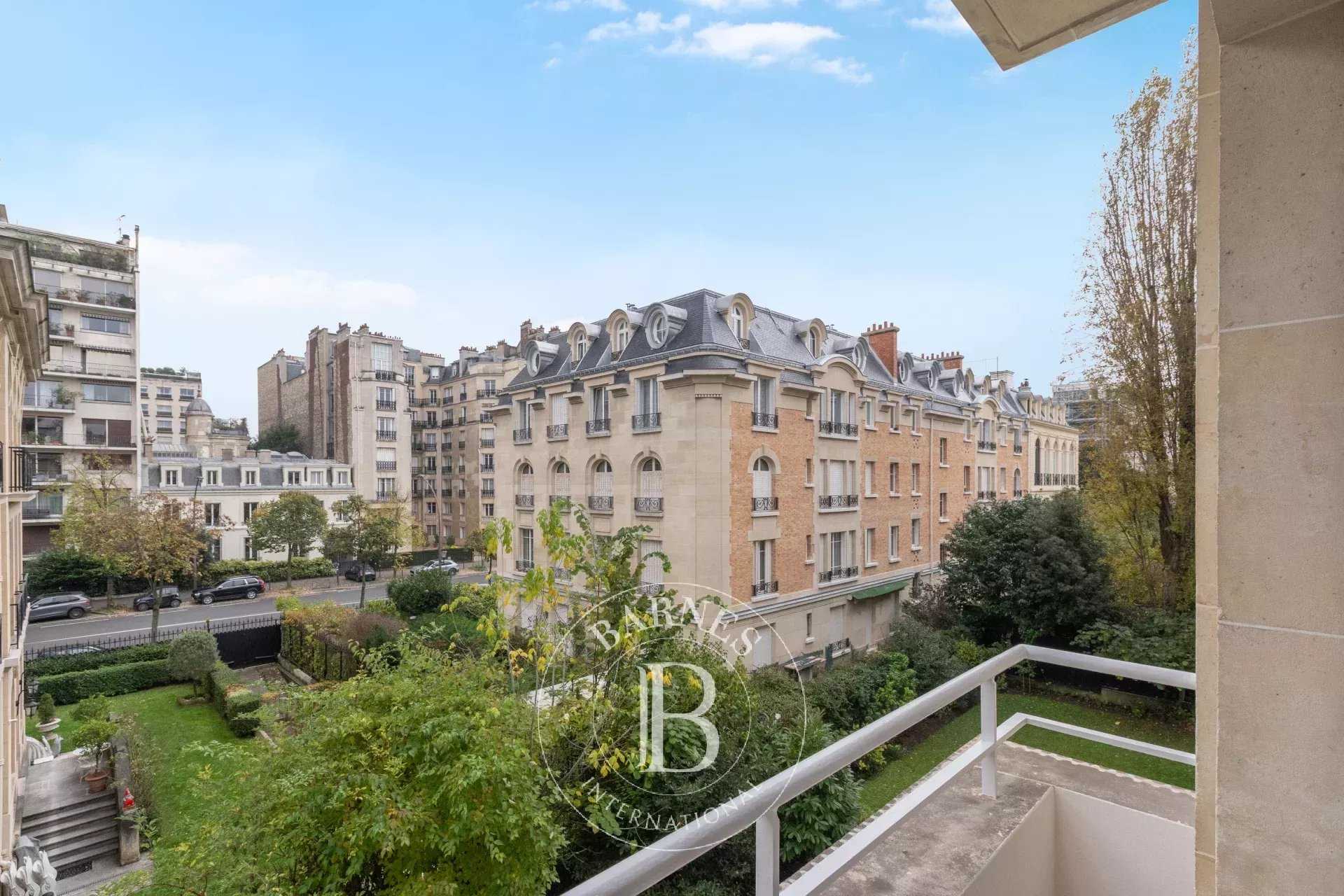 Paris  - Appartement 5 Pièces 4 Chambres