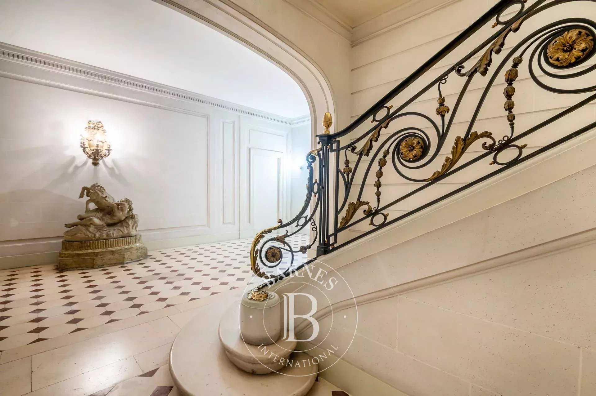 Paris  - Appartement 7 Pièces 4 Chambres