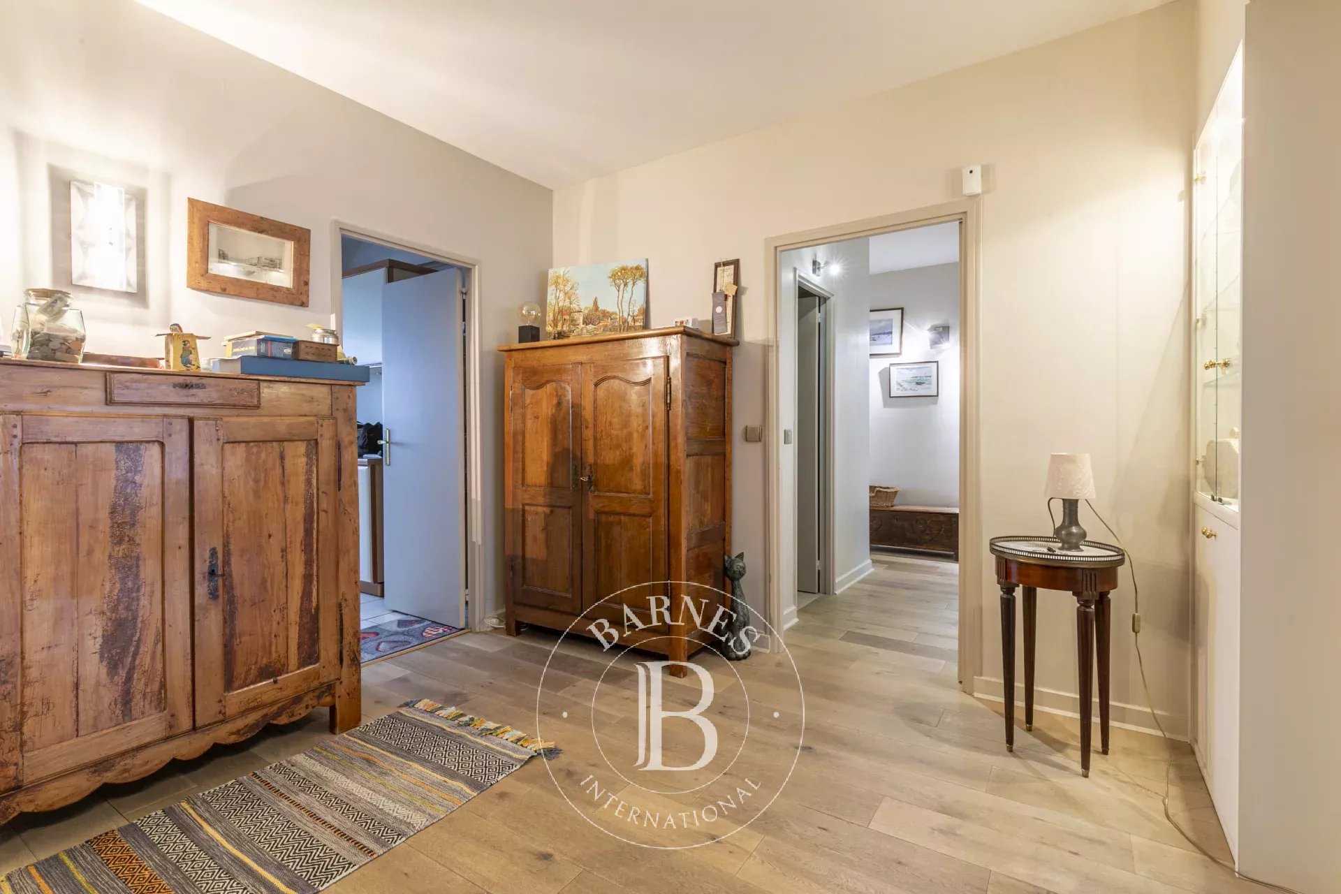 Paris  - Appartement 5 Pi&egrave;ces 3 Chambres