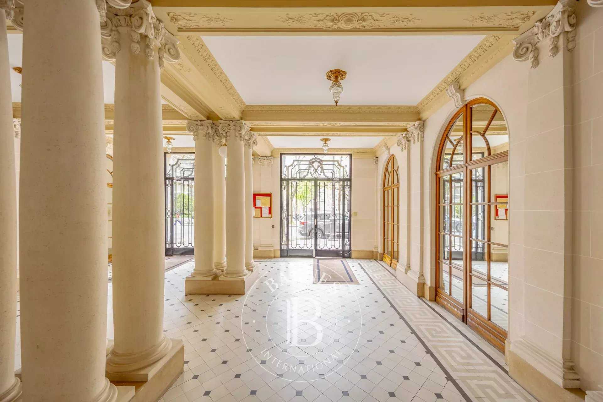 Paris  - Appartement 5 Pi&egrave;ces 3 Chambres