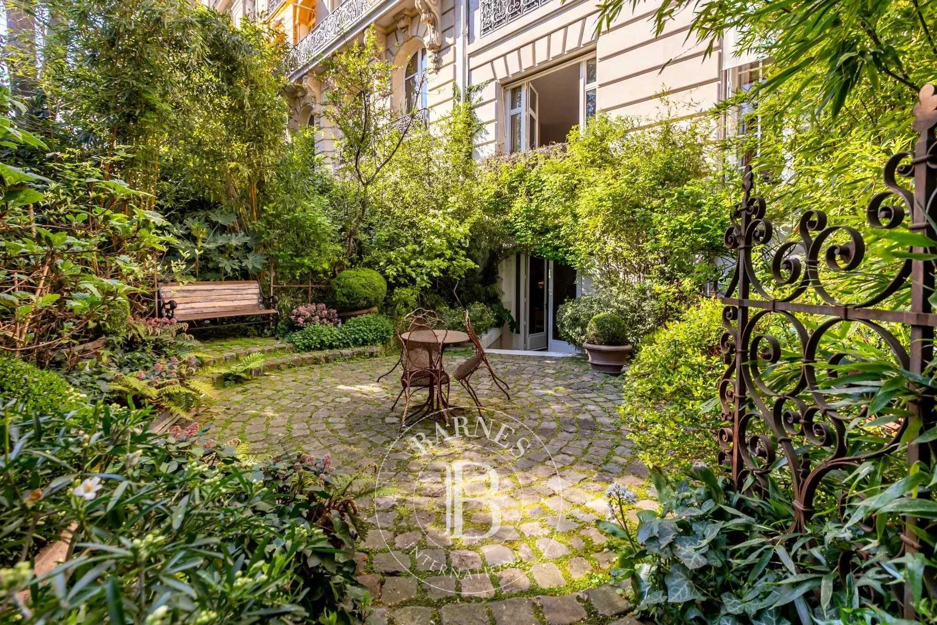 Paris  - Appartement 7 Pi&egrave;ces 3 Chambres