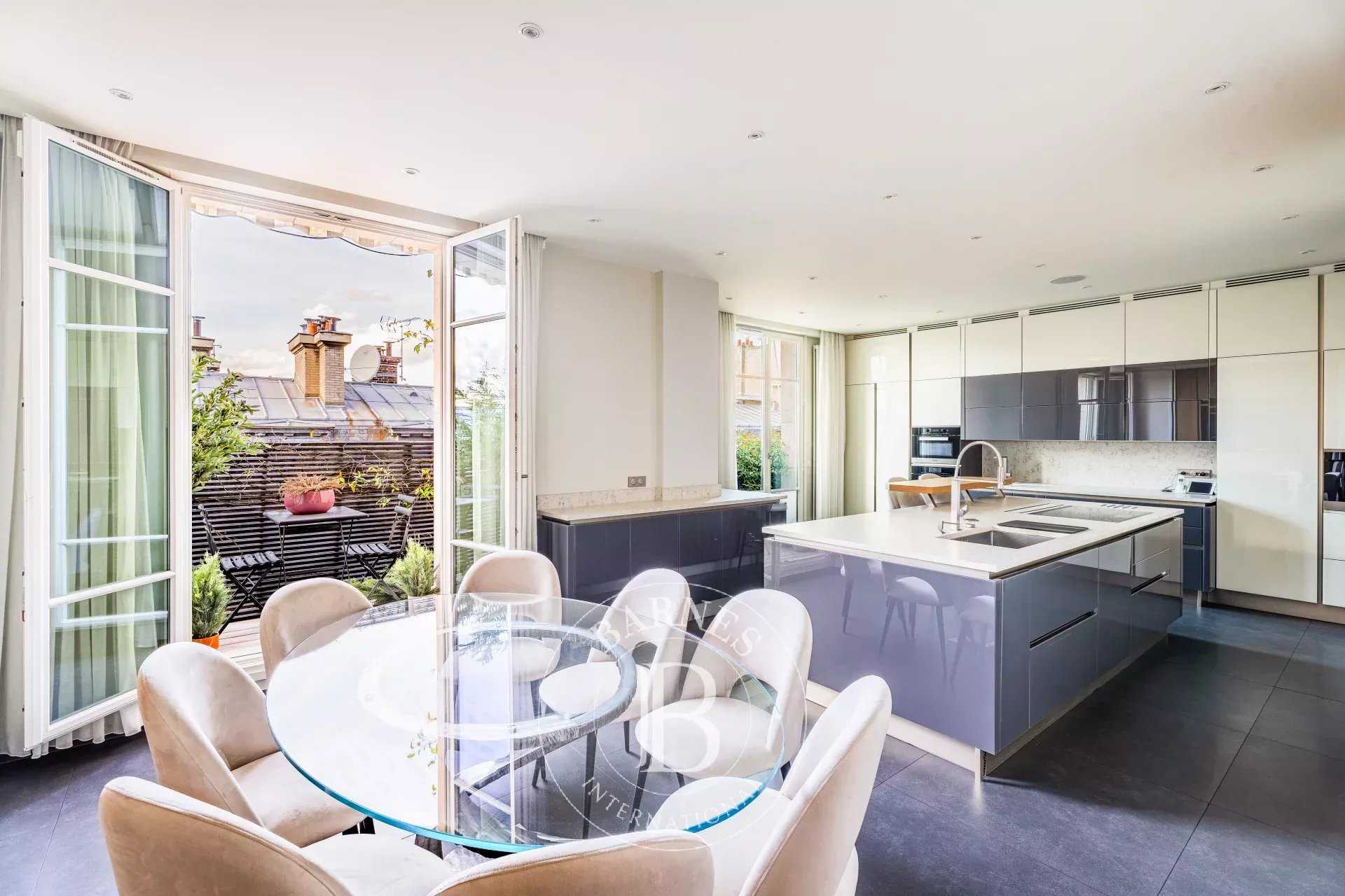 Paris  - Appartement 10 Pi&egrave;ces 5 Chambres