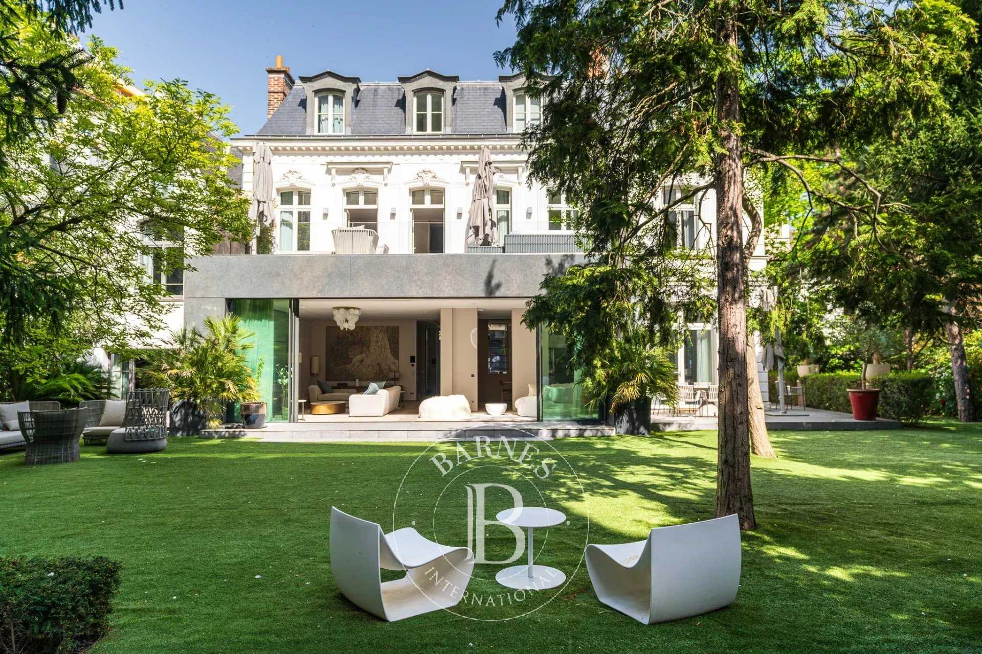 Paris  - Mansion 8 Bedrooms