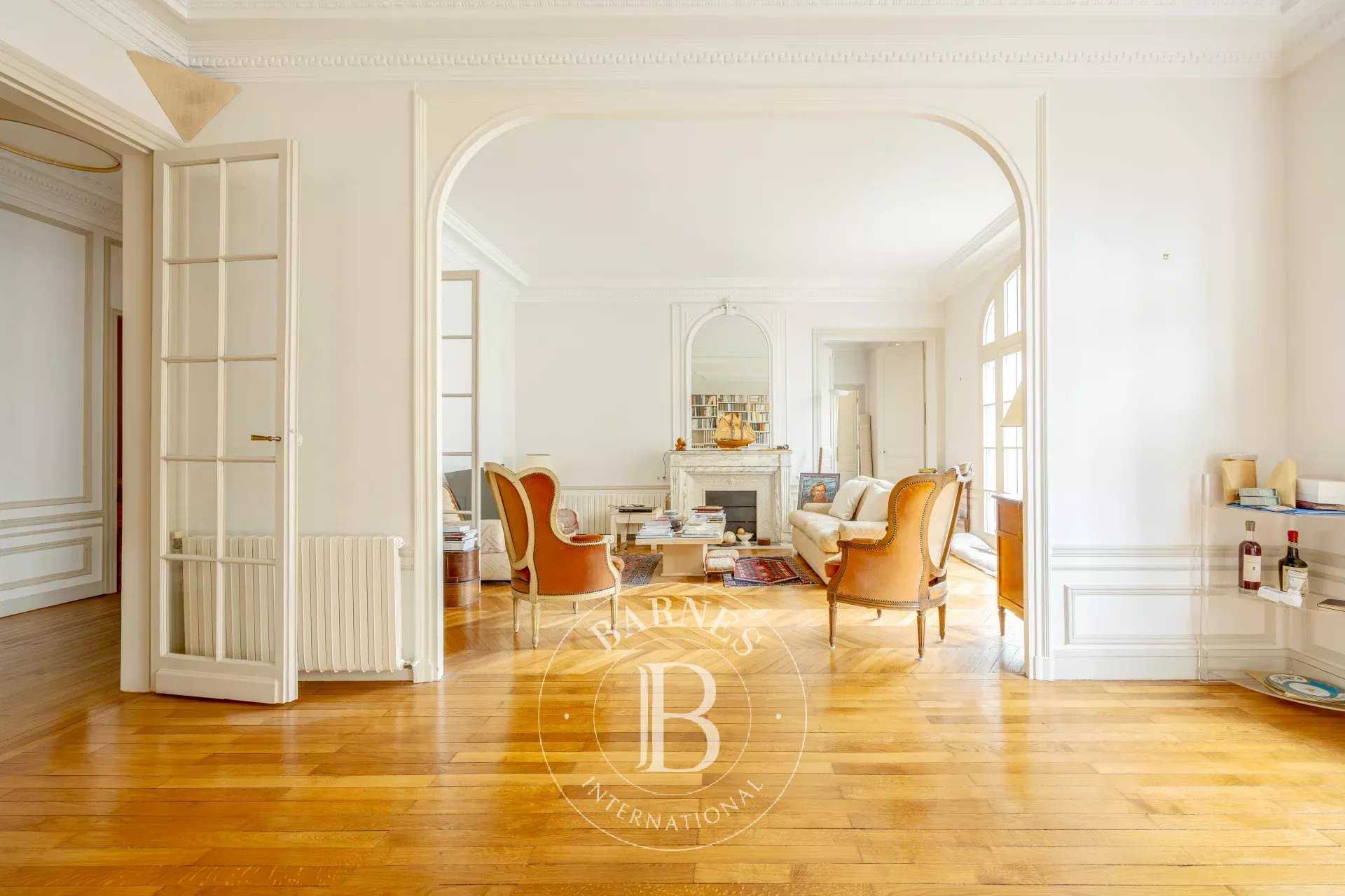 Paris  - Appartement 5 Pi&egrave;ces 3 Chambres