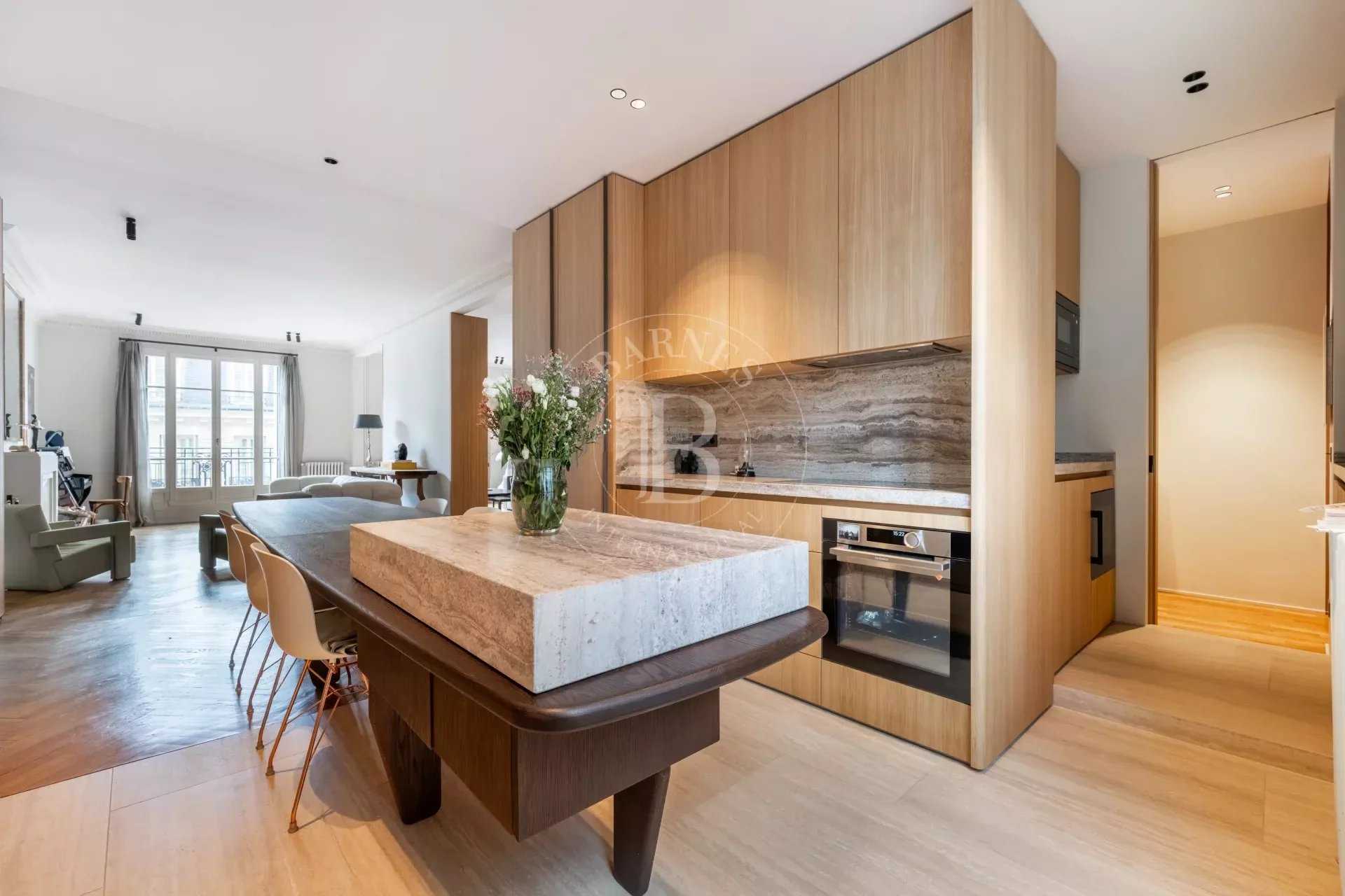 Paris  - Appartement 5 Pièces 3 Chambres