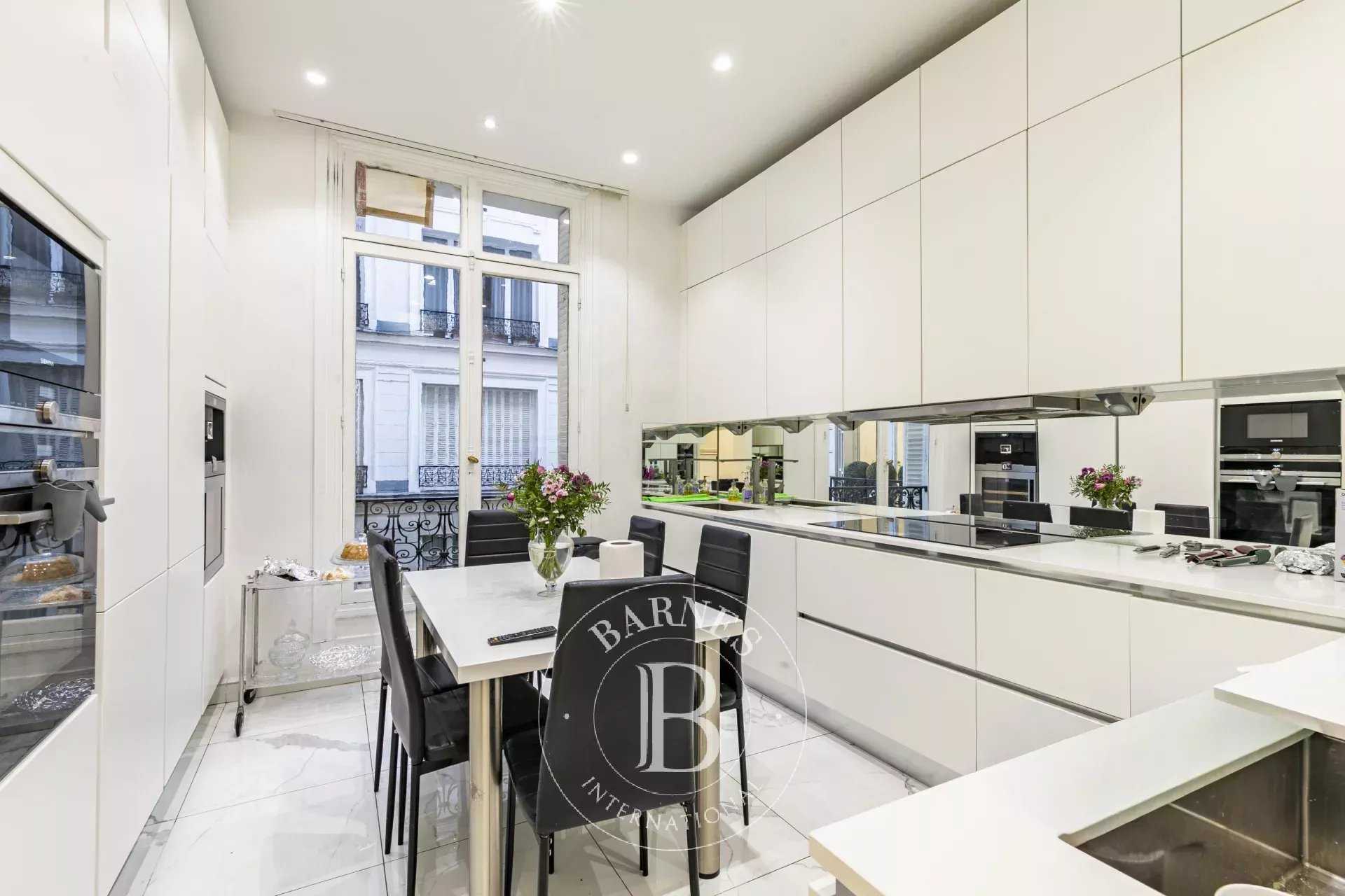 Paris  - Appartement 8 Pièces 4 Chambres