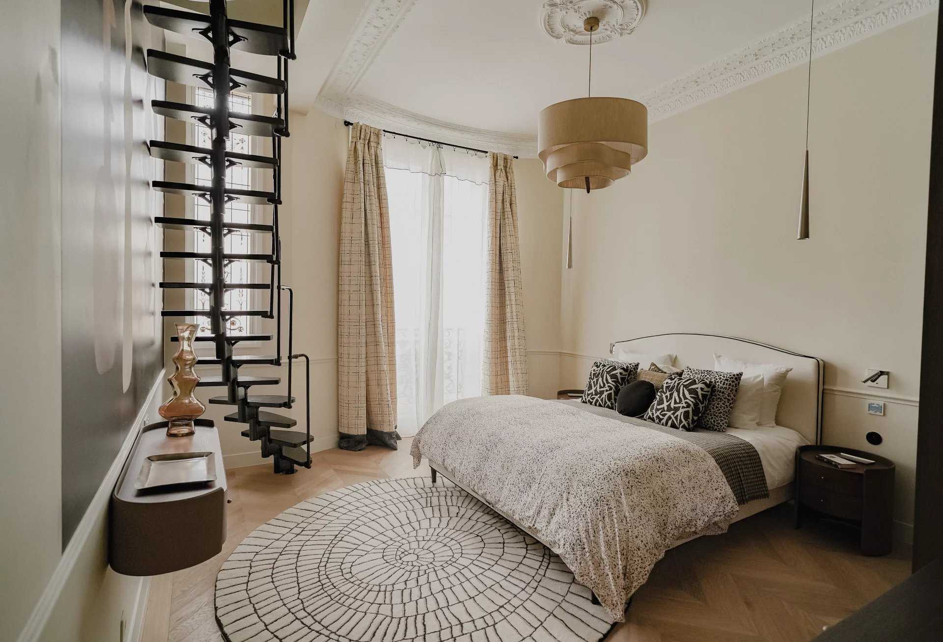 Paris  - Appartement 8 Pi&egrave;ces 4 Chambres