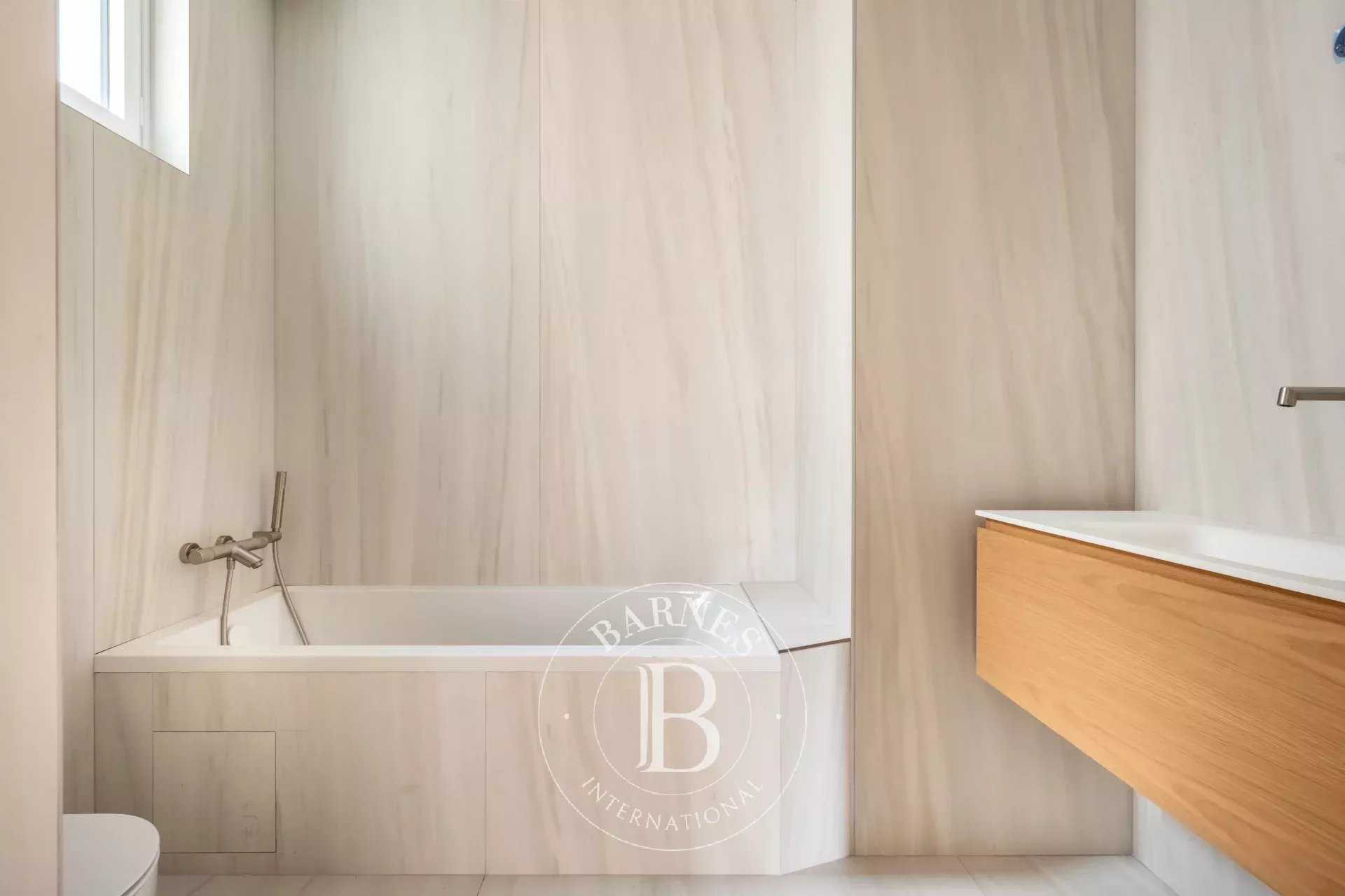 Paris  - Appartement 5 Pièces 3 Chambres