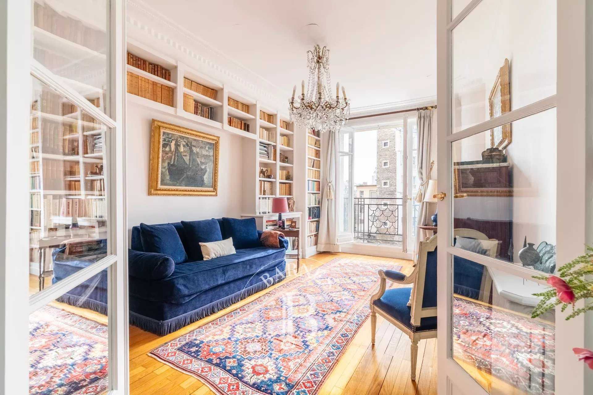 Paris  - Appartement 5 Pièces 3 Chambres