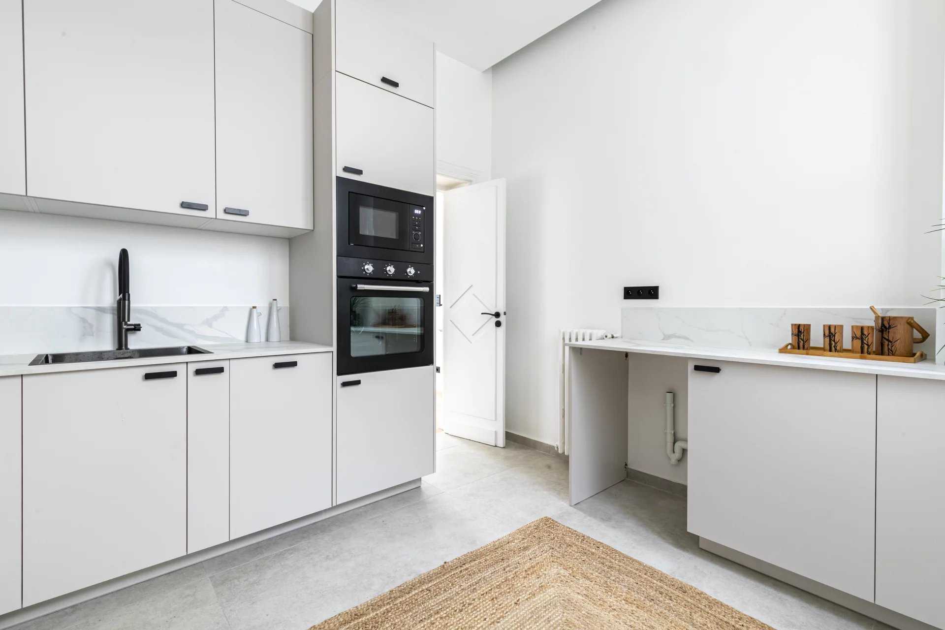 Paris  - Appartement 6 Pi&egrave;ces 3 Chambres