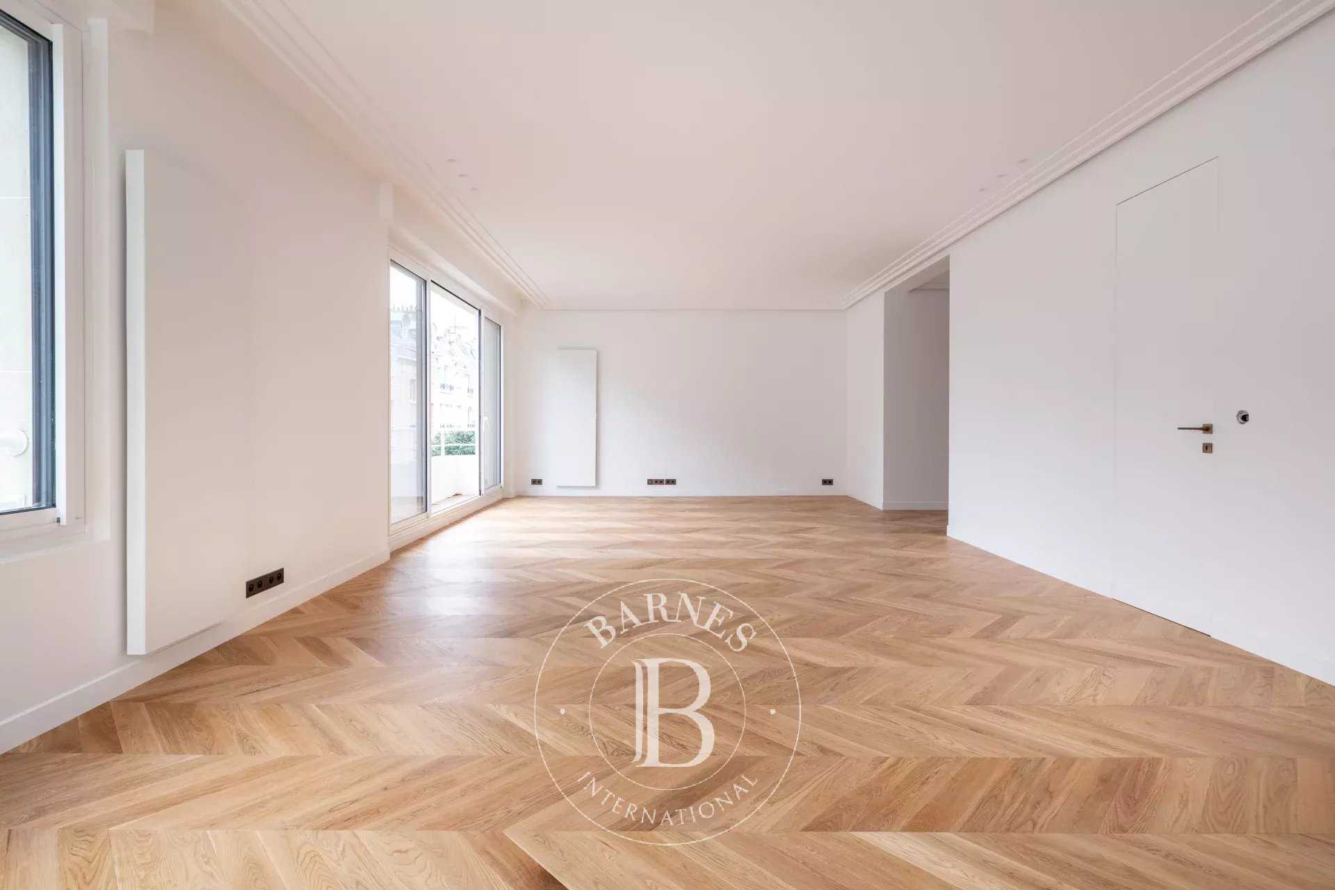 Paris  - Appartement 5 Pièces 4 Chambres