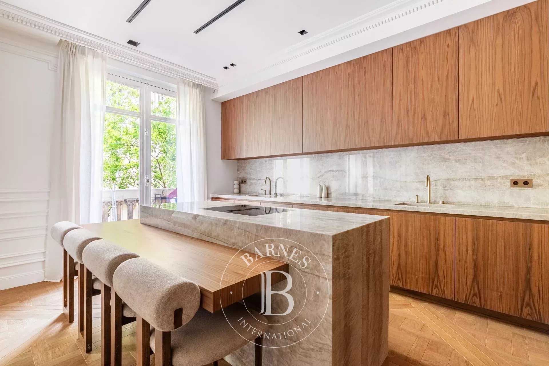 Paris  - Appartement 6 Pièces 4 Chambres