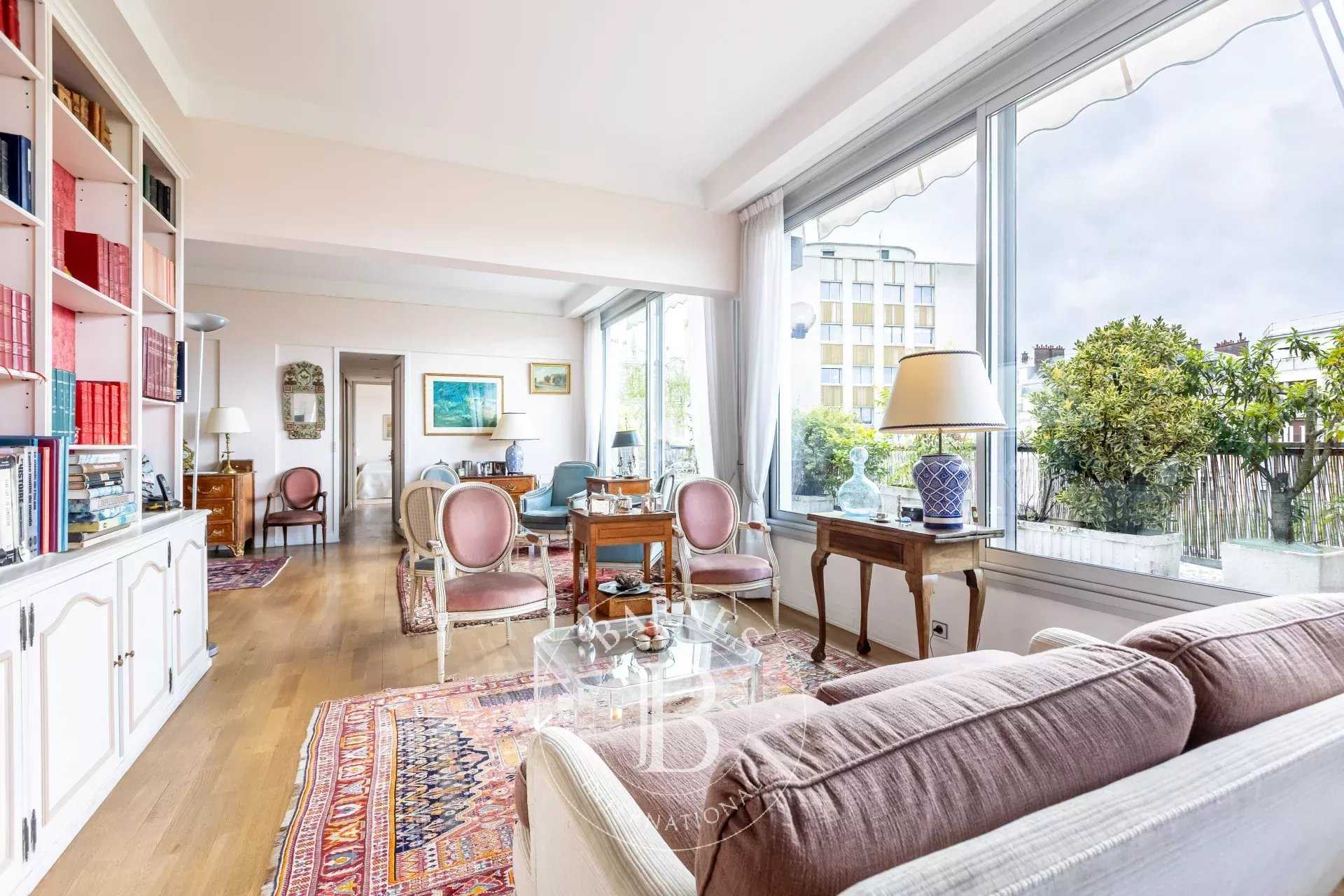 Paris  - Appartement 4 Pi&egrave;ces 2 Chambres