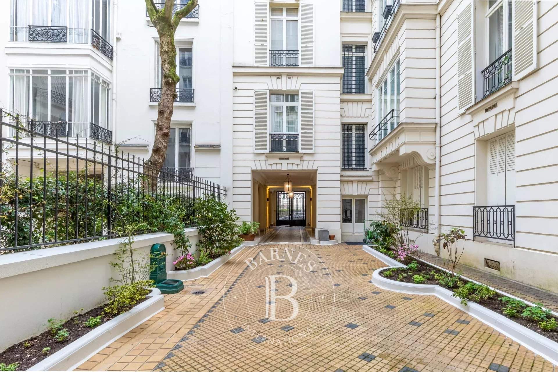 Paris  - Appartement 3 Pi&egrave;ces 2 Chambres - picture 2