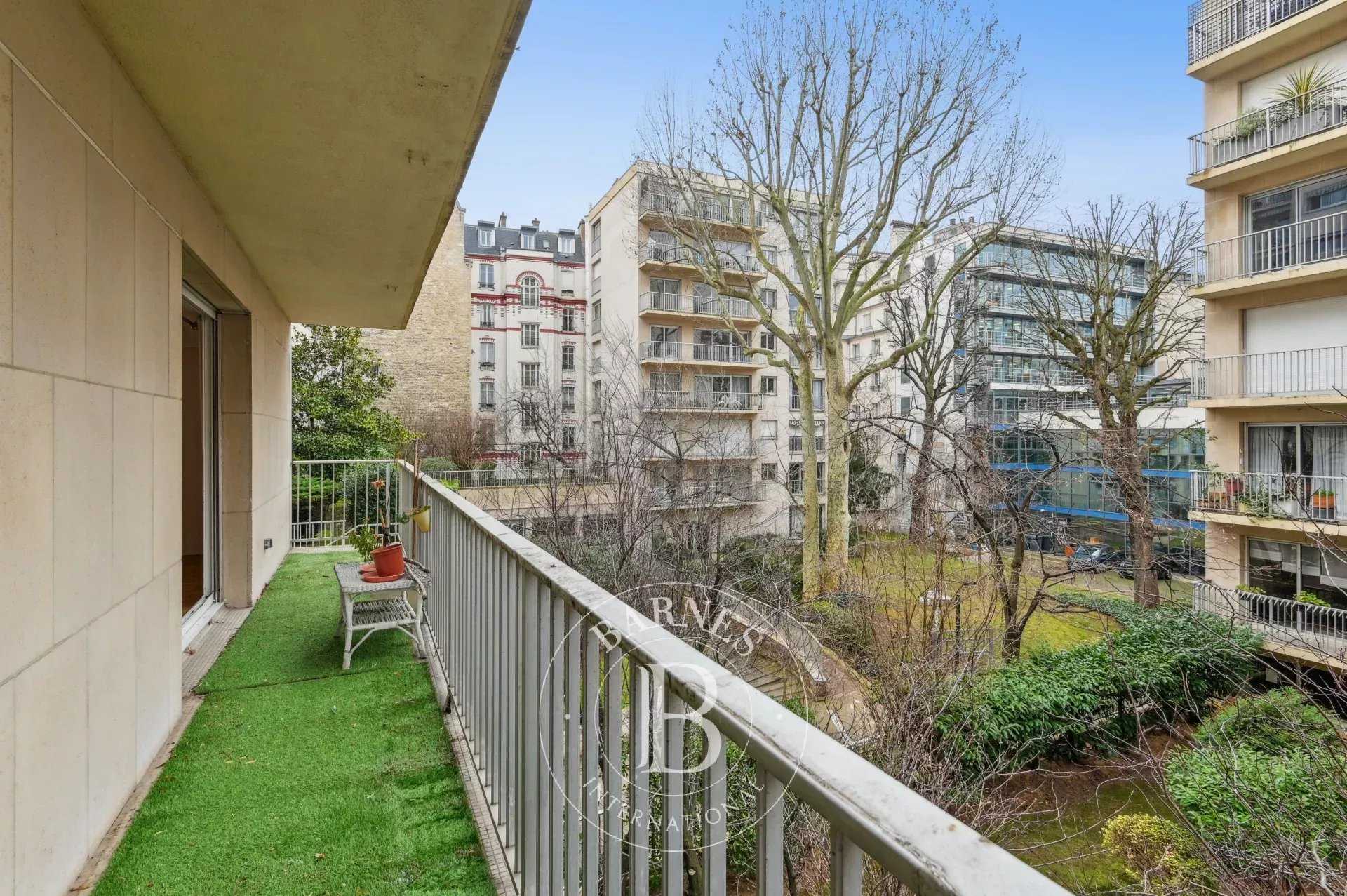 Paris  - Appartement 3 Pi&egrave;ces 2 Chambres