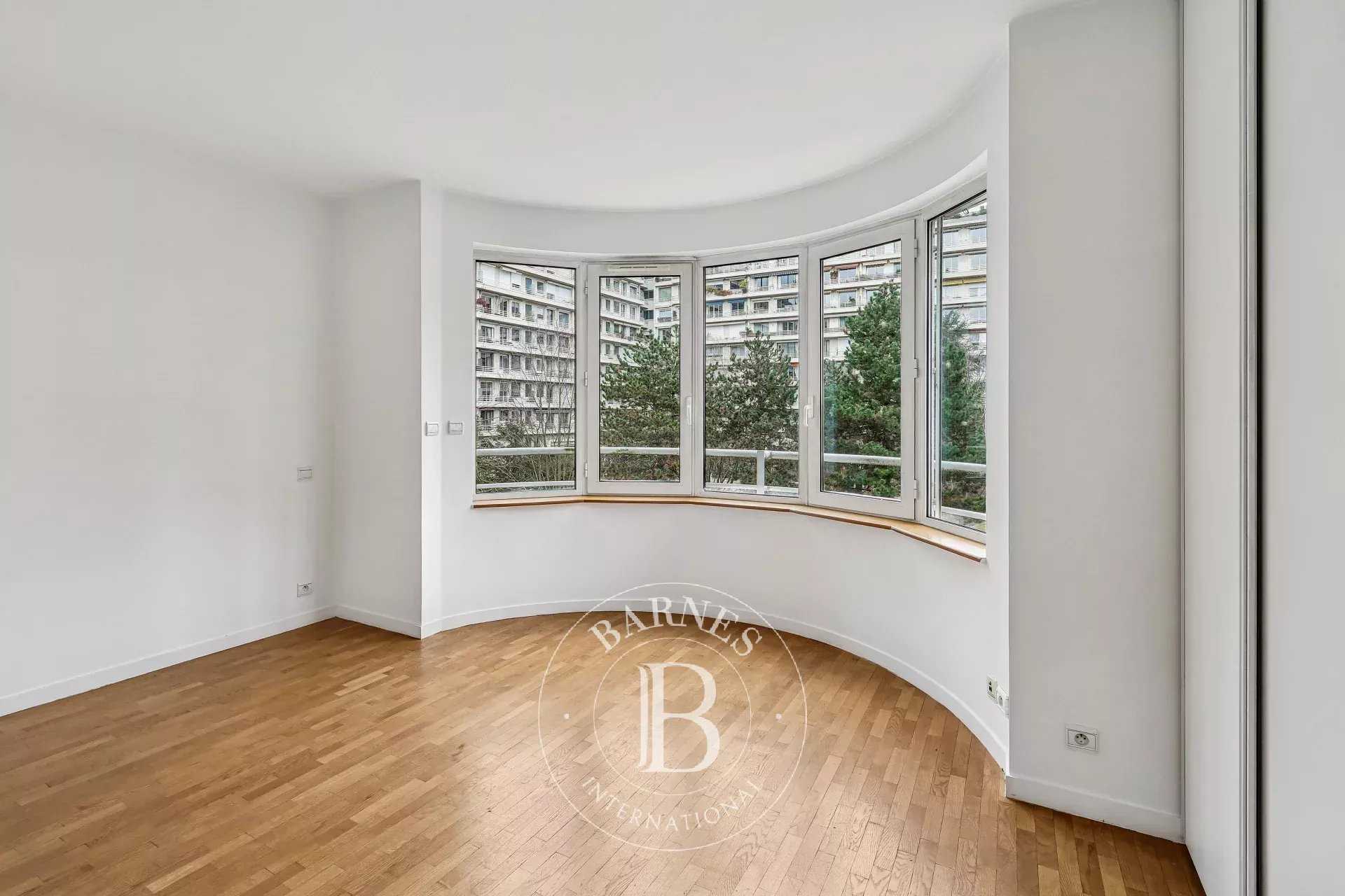 Paris  - Appartement 4 Pi&egrave;ces 2 Chambres