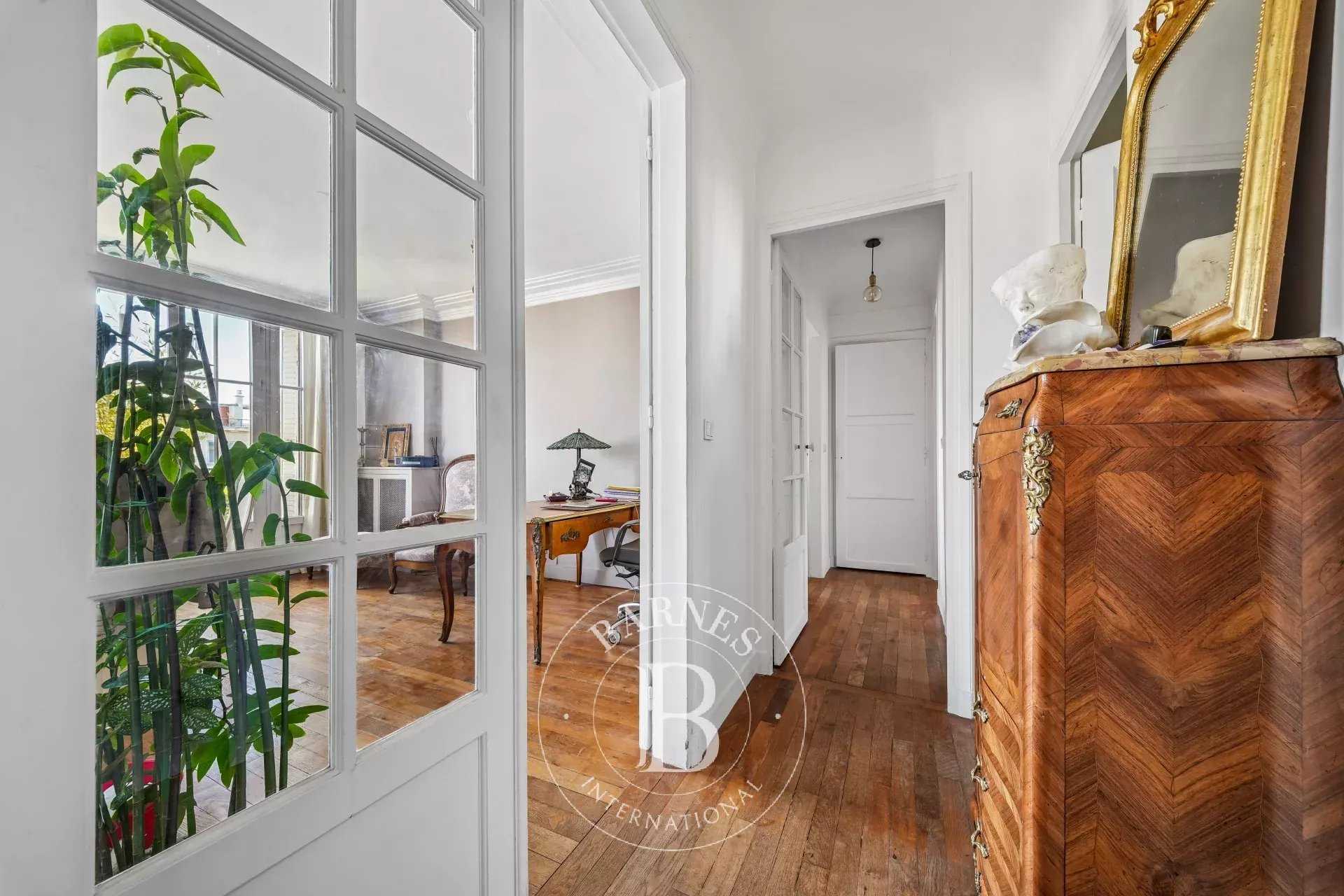 Paris  - Appartement 3 Pi&egrave;ces 2 Chambres