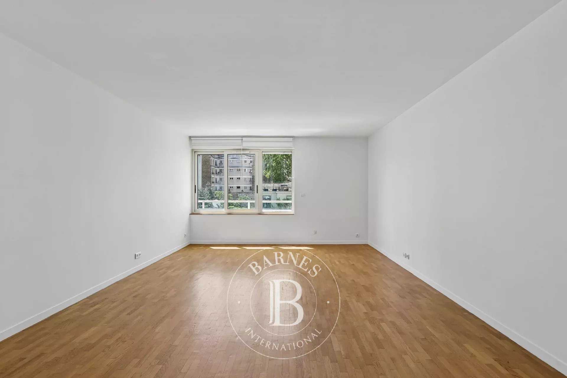 Paris  - Appartement 4 Pi&egrave;ces 2 Chambres