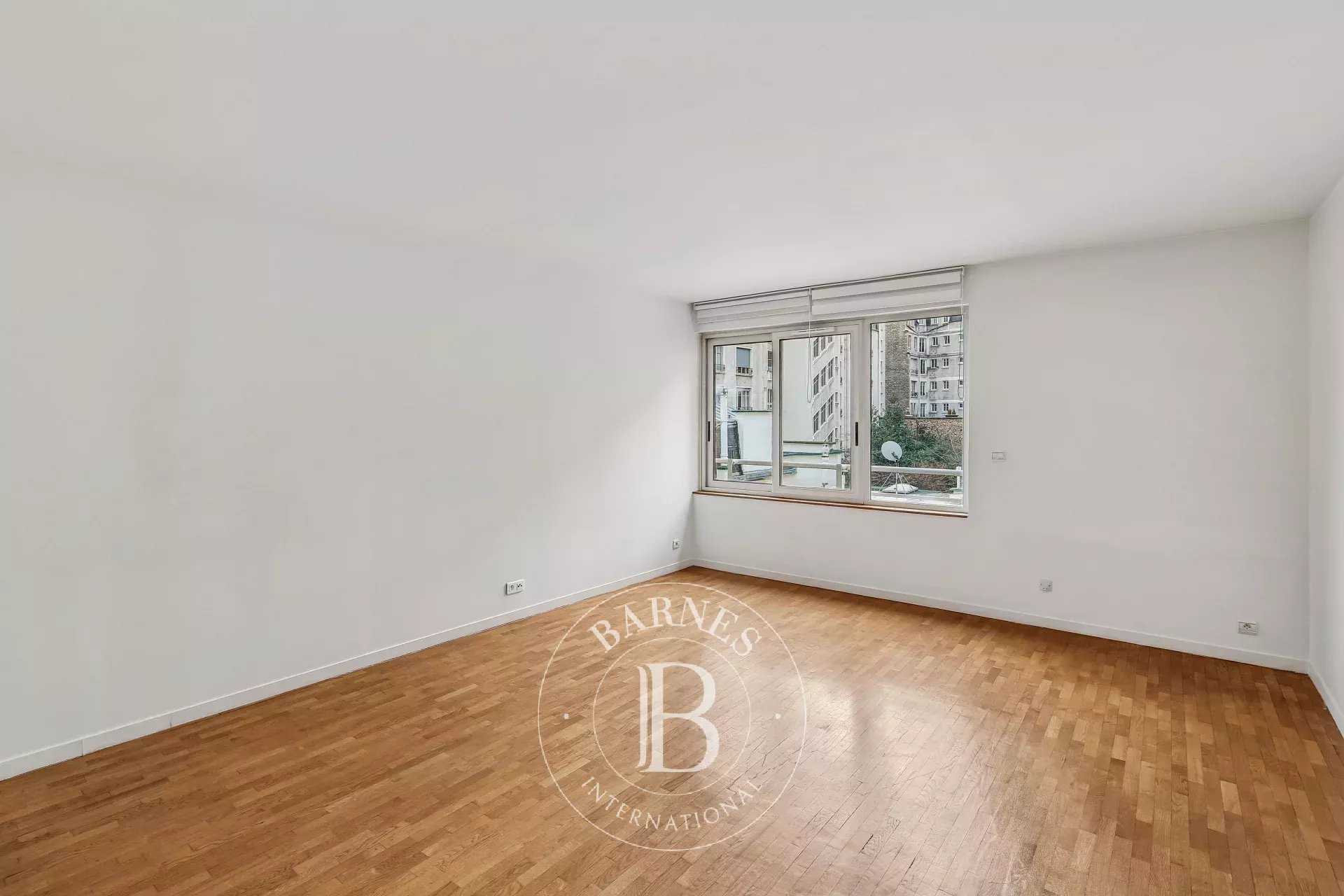 Paris  - Appartement 4 Pi&egrave;ces 2 Chambres