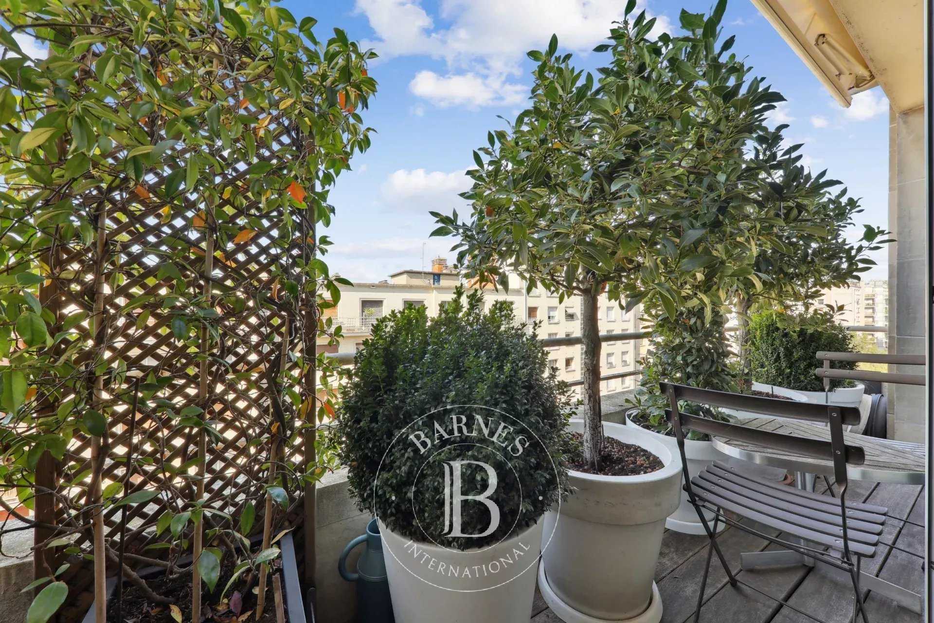 Paris  - Appartement 3 Pi&egrave;ces 2 Chambres