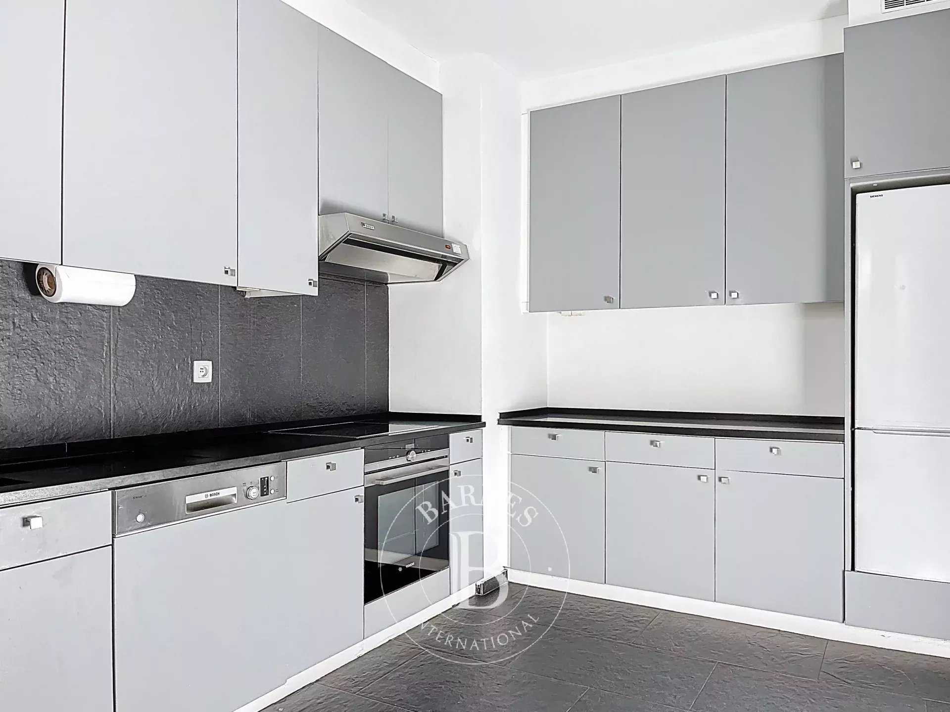 Bruxelles  - Appartement 9 Pi&egrave;ces 4 Chambres