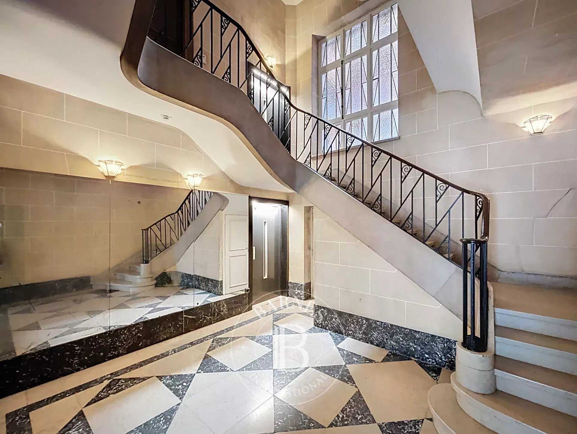 Bruxelles  - Appartement 10 Pièces 2 Chambres