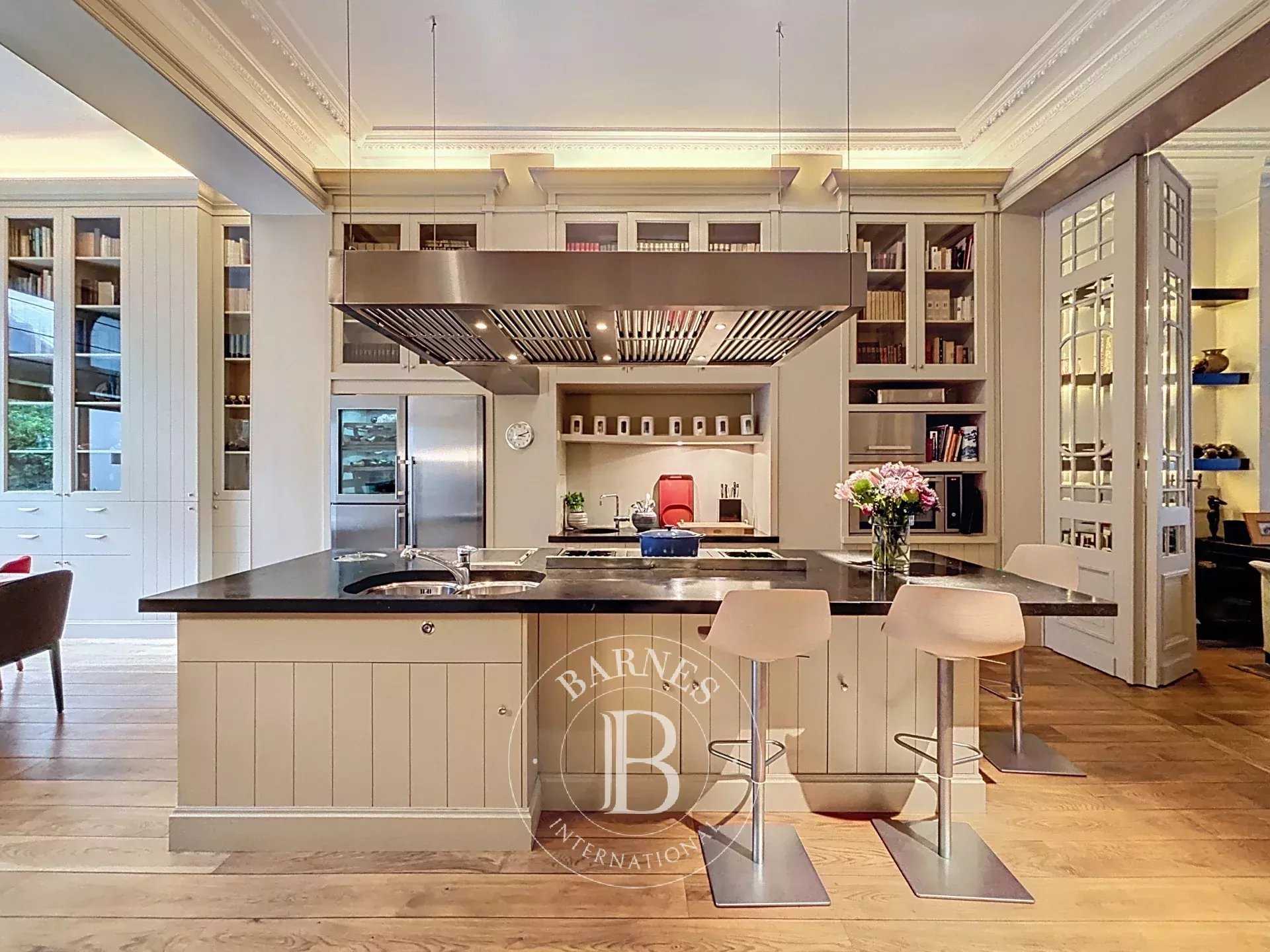 Ixelles  - Maison 18 Pièces 4 Chambres