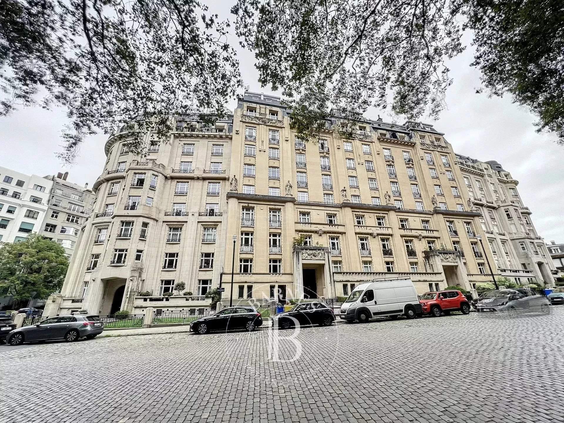 Apartment to rent 4 Bedrooms 3057 sq ft Ixelles La Cambre € 4,400