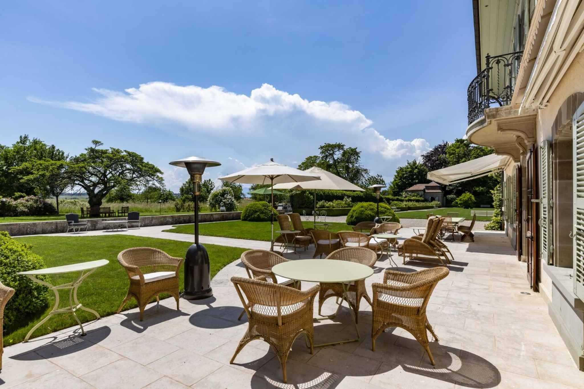 Gy  - House 8 Bedrooms