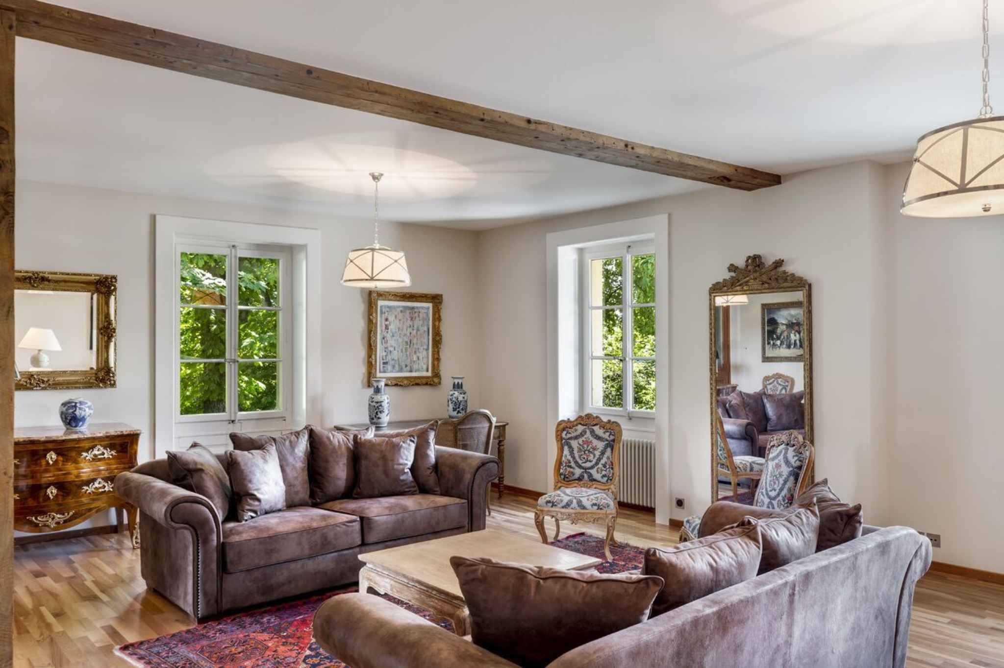 Gy  - House 8 Bedrooms