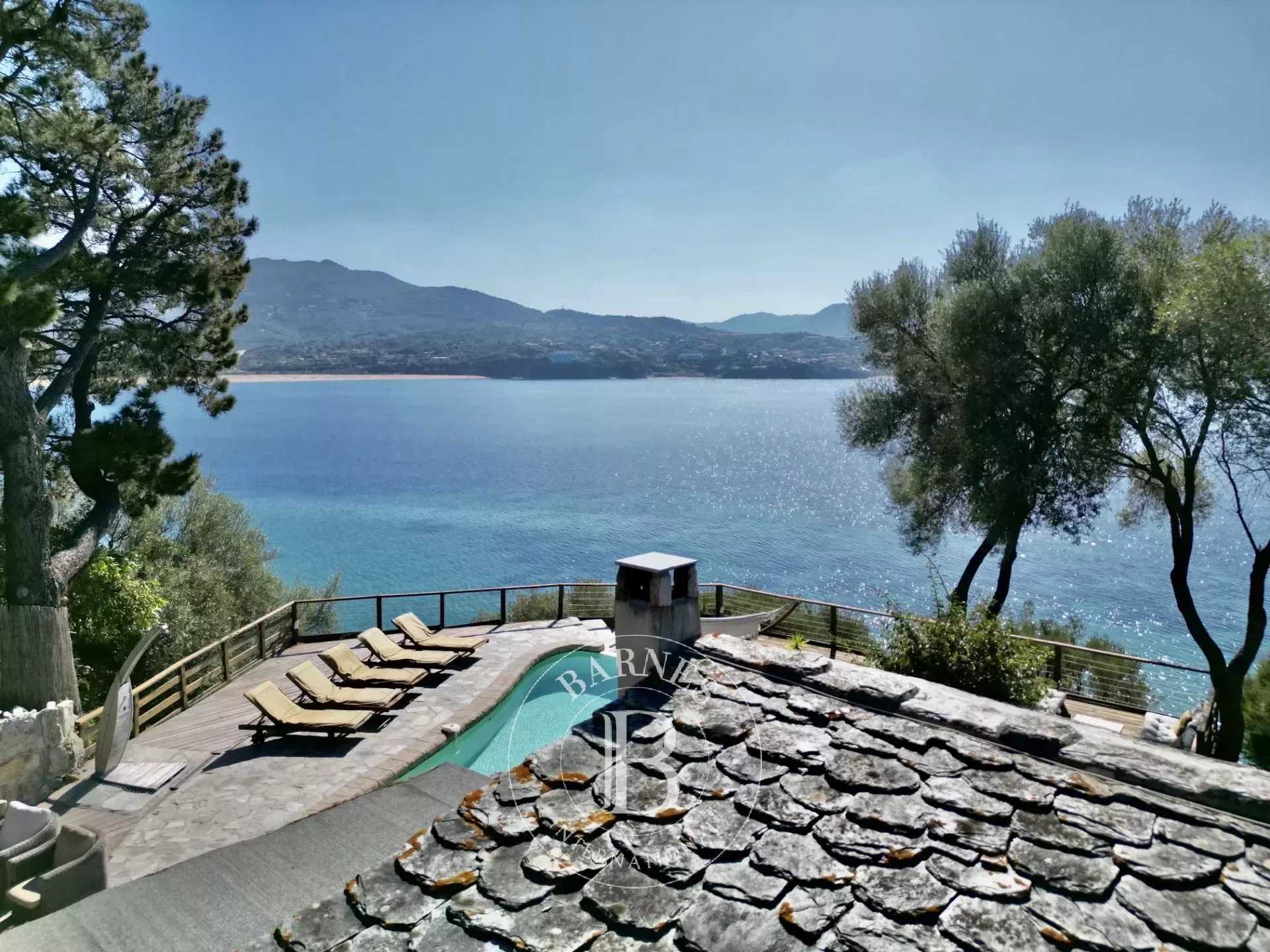 Propriano, Olmeto, villa pied dans l'eau, 6 chambres, vue mer et montagnes, piscine, plage à pied picture 4