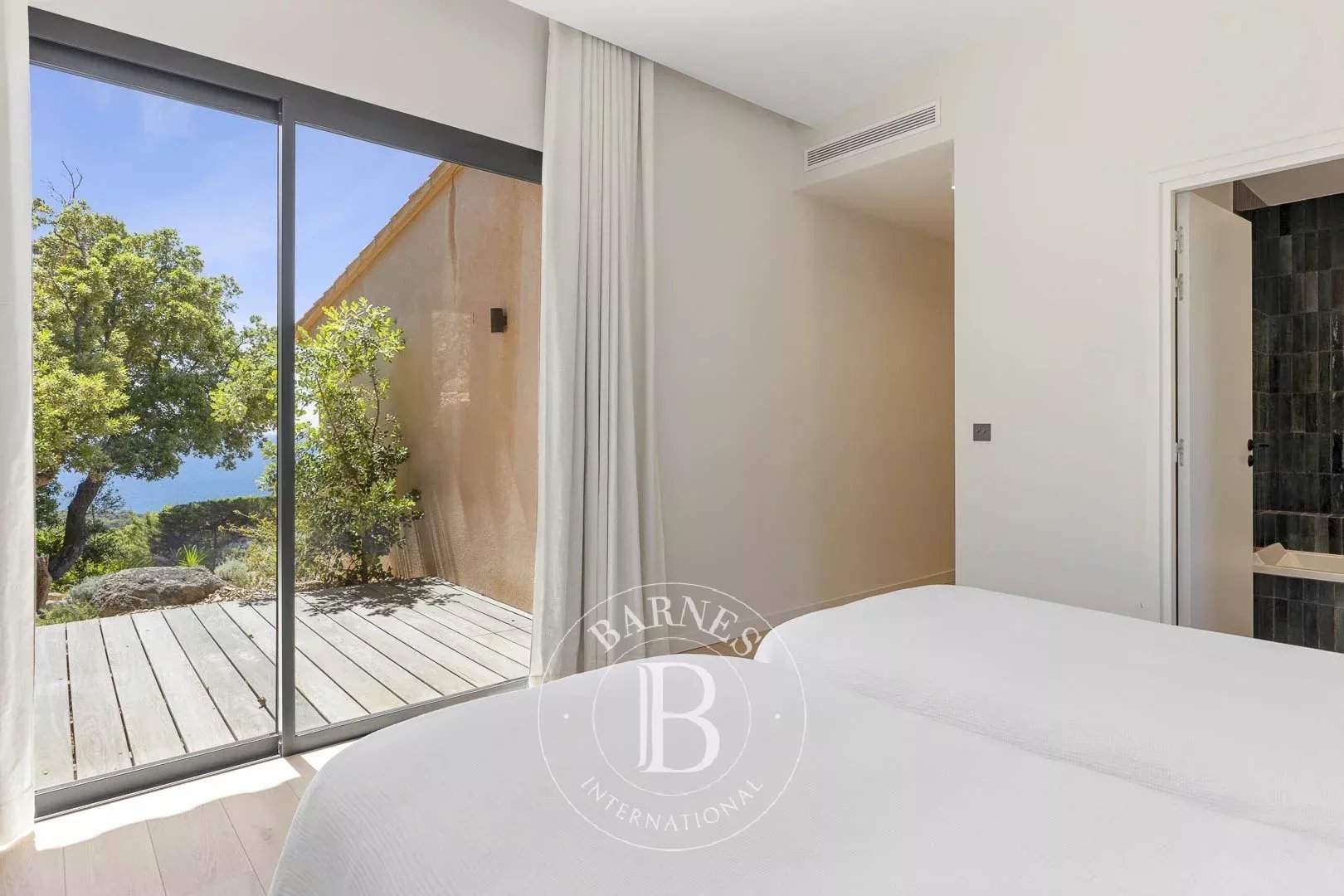 Porto-Vecchio, Palombaggia, Villa vue mer panoramique, 6 chambres, piscine chauffée, plage à pied picture 16