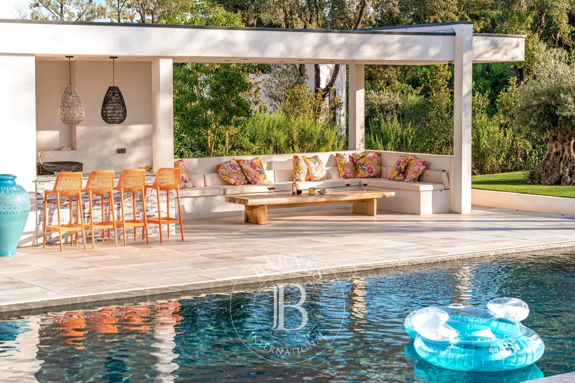 Private estate, 5-bedroom villa, swimming pool, close to the beach picture 2