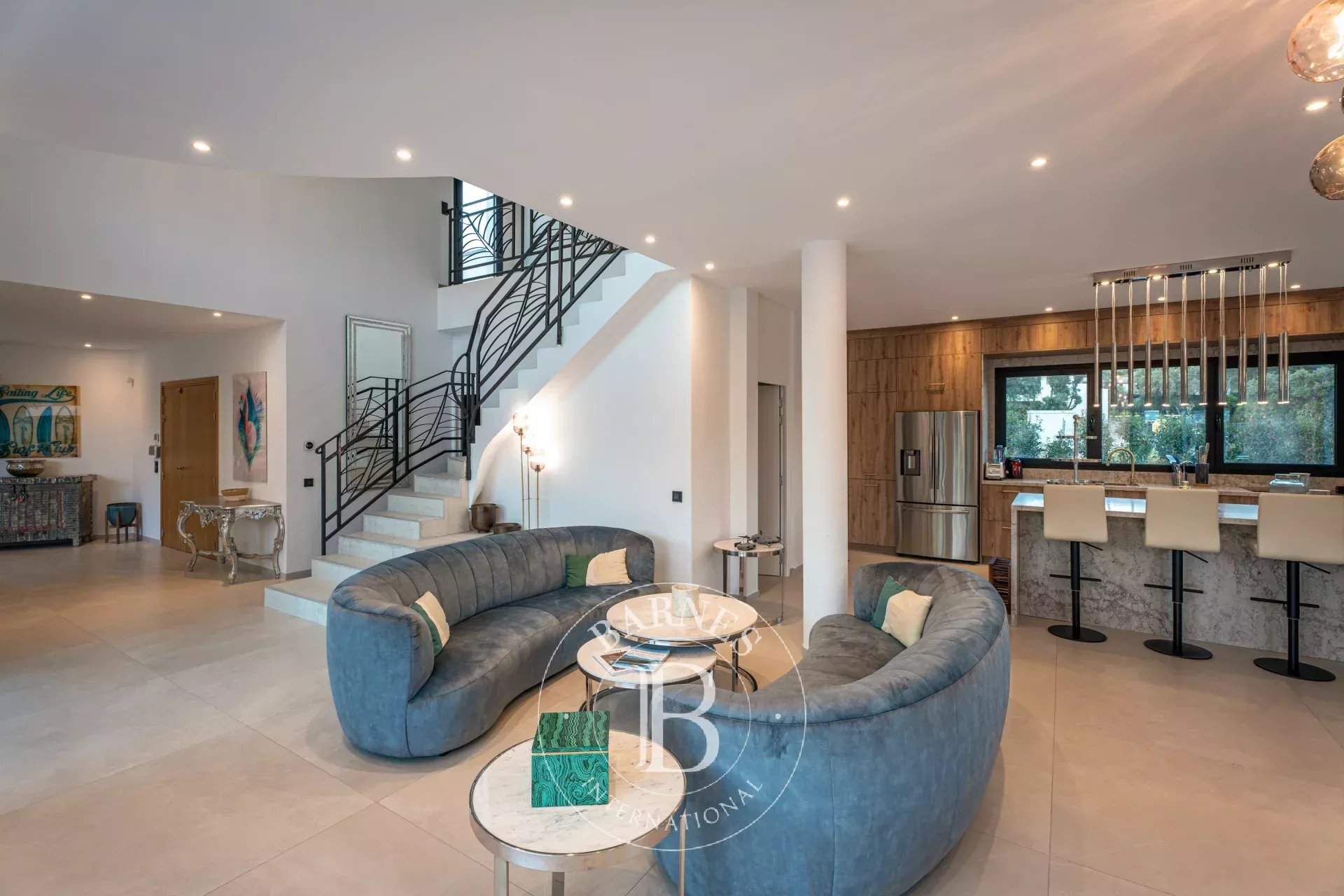 Private estate, 5-bedroom villa, swimming pool, close to the beach picture 3