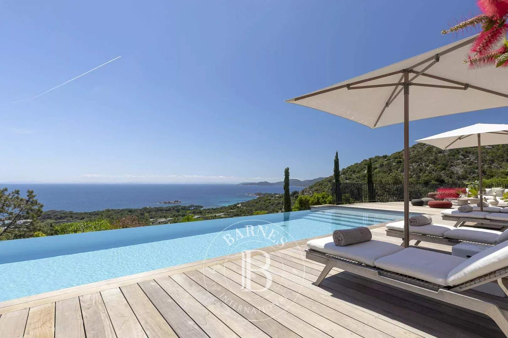 Porto-Vecchio, Palombaggia, Villa vue mer panoramique, 6 chambres, piscine chauffée, plage à pied picture 2