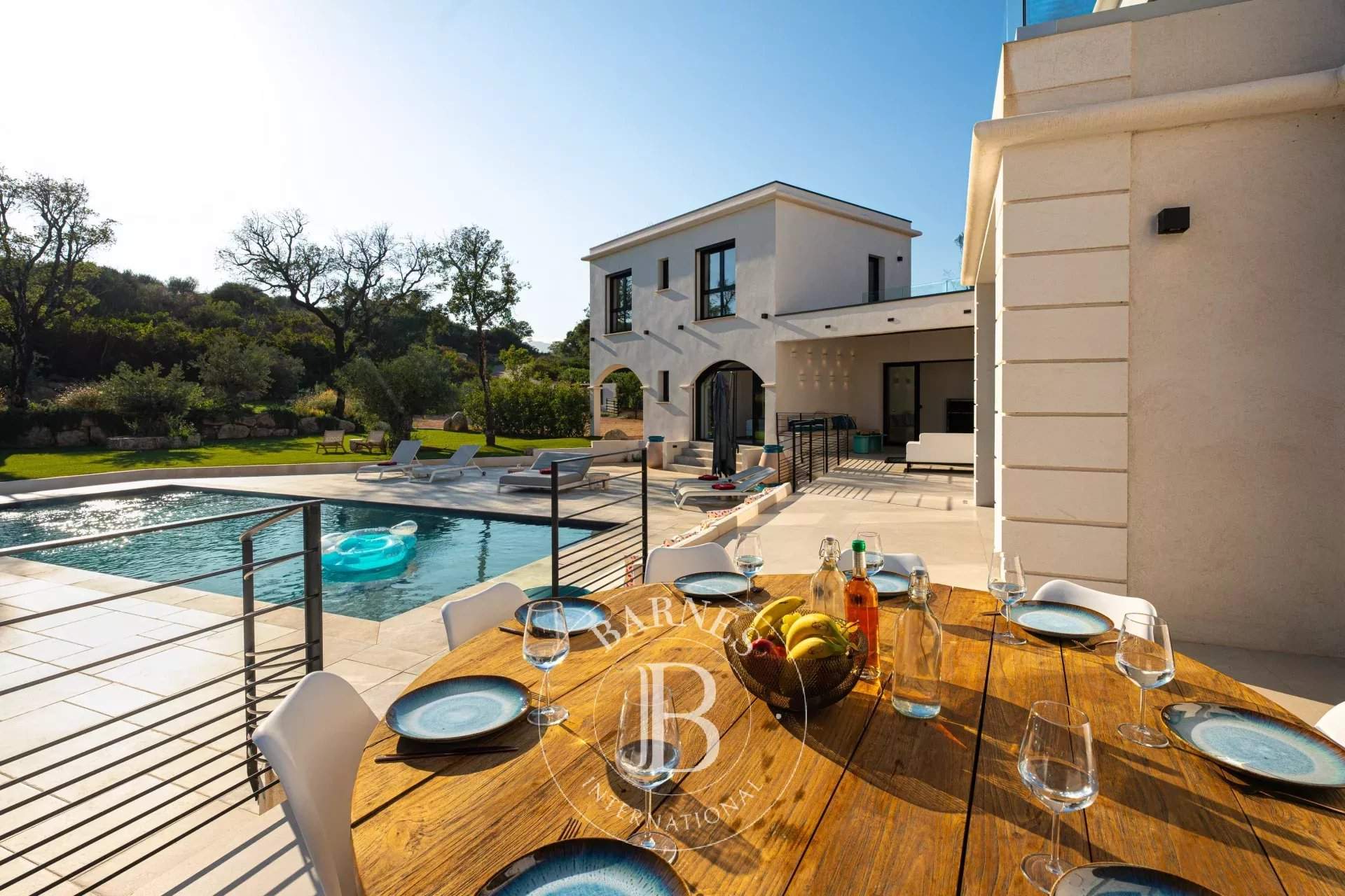 Private estate, 5-bedroom villa, swimming pool, close to the beach picture 1