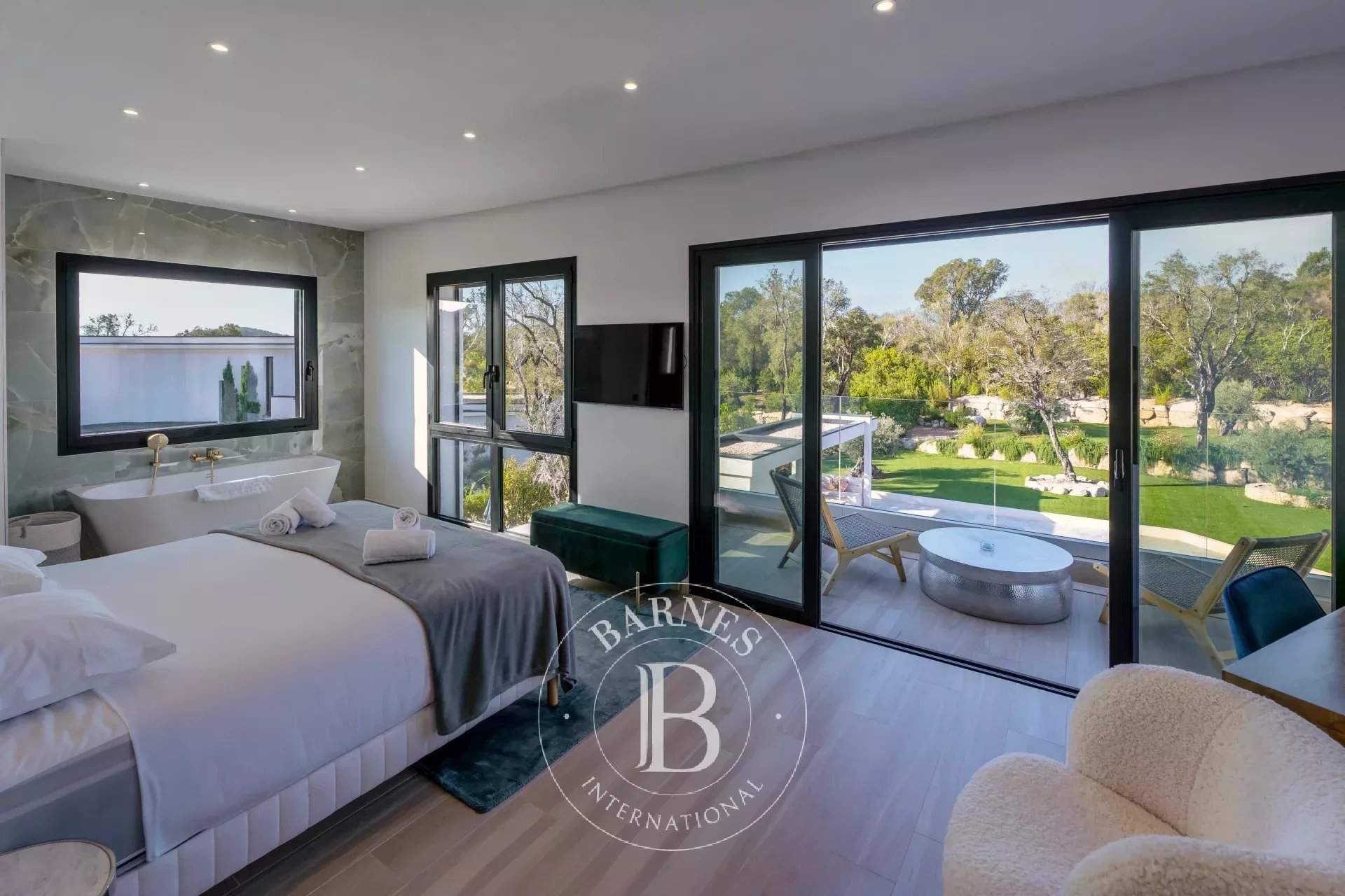 Private estate, 5-bedroom villa, swimming pool, close to the beach picture 5